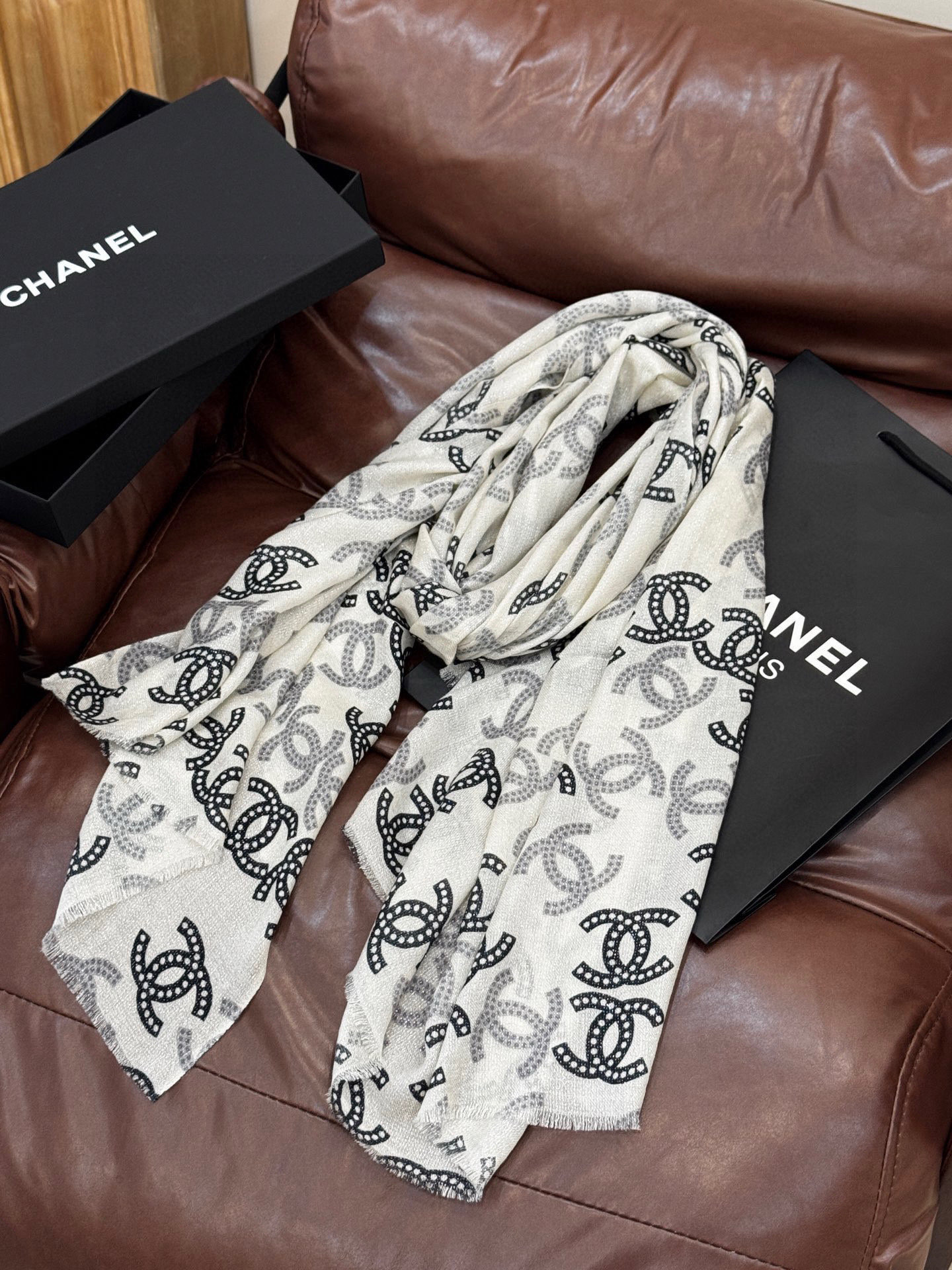 上新🌟 会发光发亮的围巾 💄💋新款客供银线💖羊绒面料长巾 😘美翻了[流泪]【银线双C图案】御用殿堂级极‼