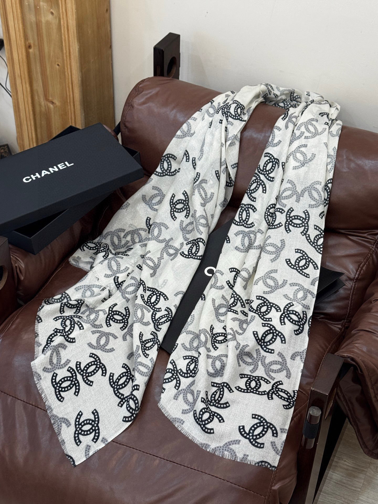 上新🌟 会发光发亮的围巾 💄💋新款客供银线💖羊绒面料长巾 😘美翻了[流泪]【银线双C图案】御用殿堂级极‼