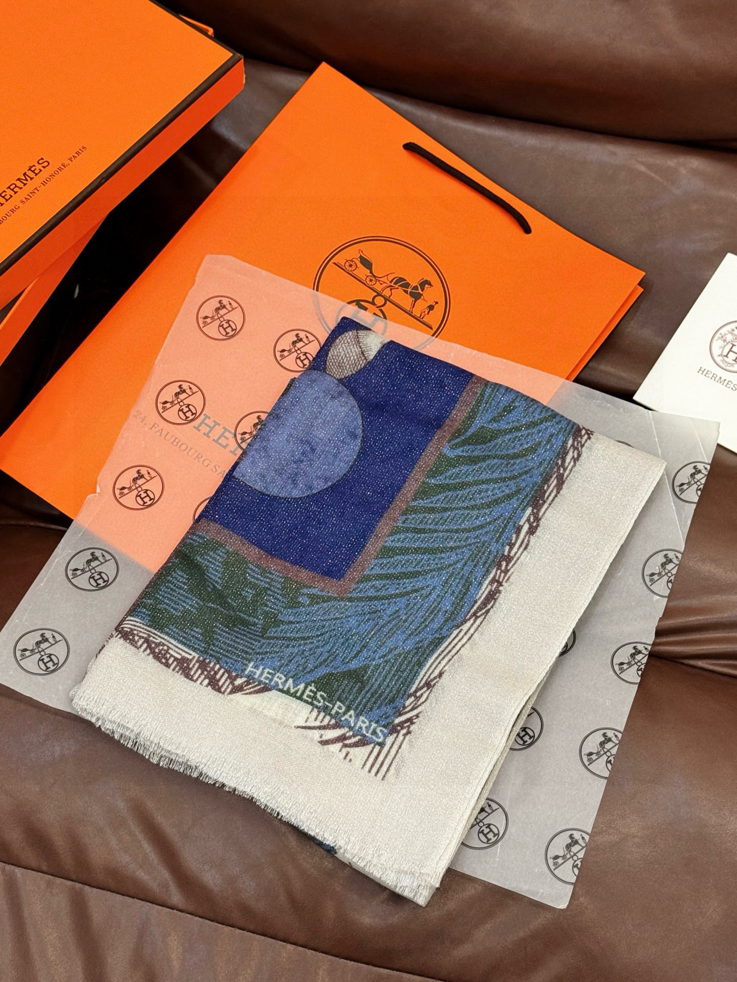 会发光发亮的围巾 爱马仕 专柜同步 买了都说好看羊绒印花‼️推荐💕顶级工艺超值‼️爱马仕专柜爆款🎁🎁羊绒