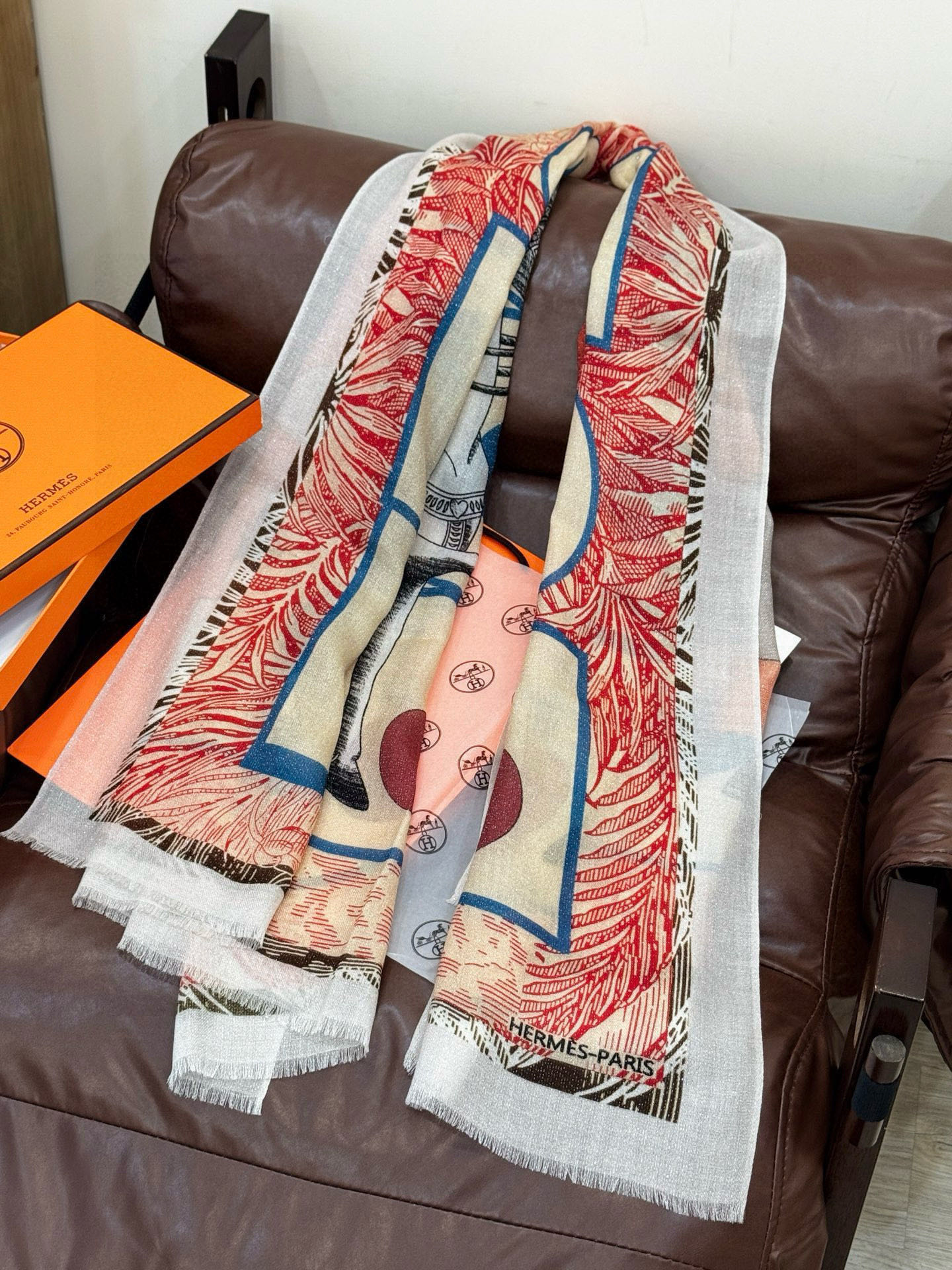 会发光发亮的围巾 爱马仕 专柜同步 买了都说好看羊绒印花‼️推荐💕顶级工艺超值‼️爱马仕专柜爆款🎁🎁羊绒