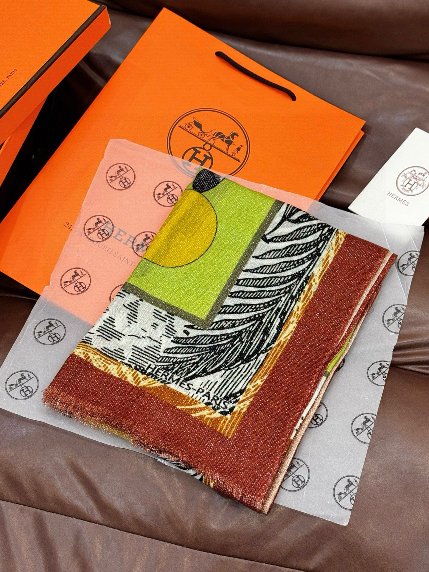 会发光发亮的围巾 爱马仕 专柜同步 买了都说好看羊绒印花‼️推荐💕顶级工艺超值‼️爱马仕专柜爆款🎁🎁羊绒