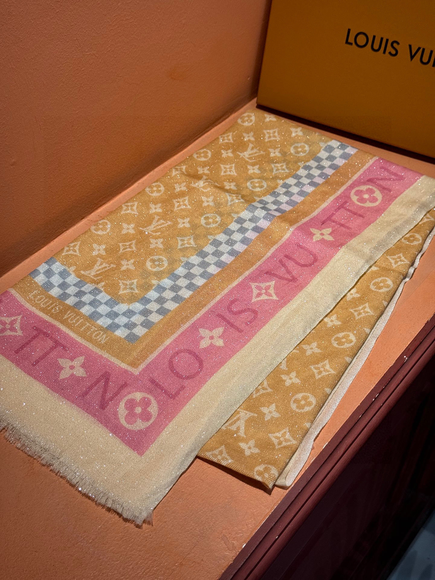 会发光发亮的围巾银丝羊绒长巾✨专柜同步‼️真心赞‼️驴家【L字母与花纹长巾】路易威登经典 Monogra