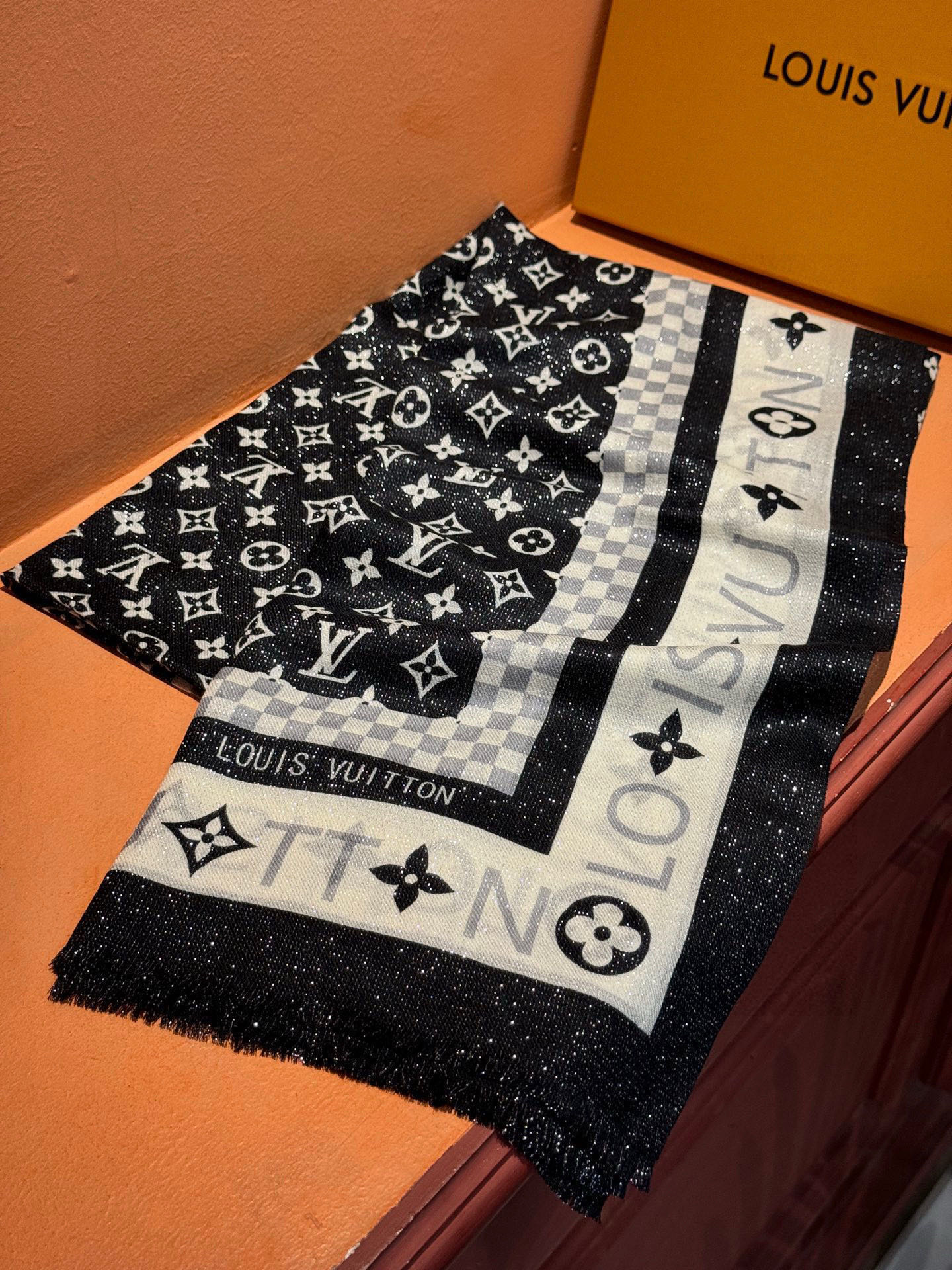 会发光发亮的围巾银丝羊绒长巾✨专柜同步‼️真心赞‼️驴家【L字母与花纹长巾】路易威登经典 Monogra