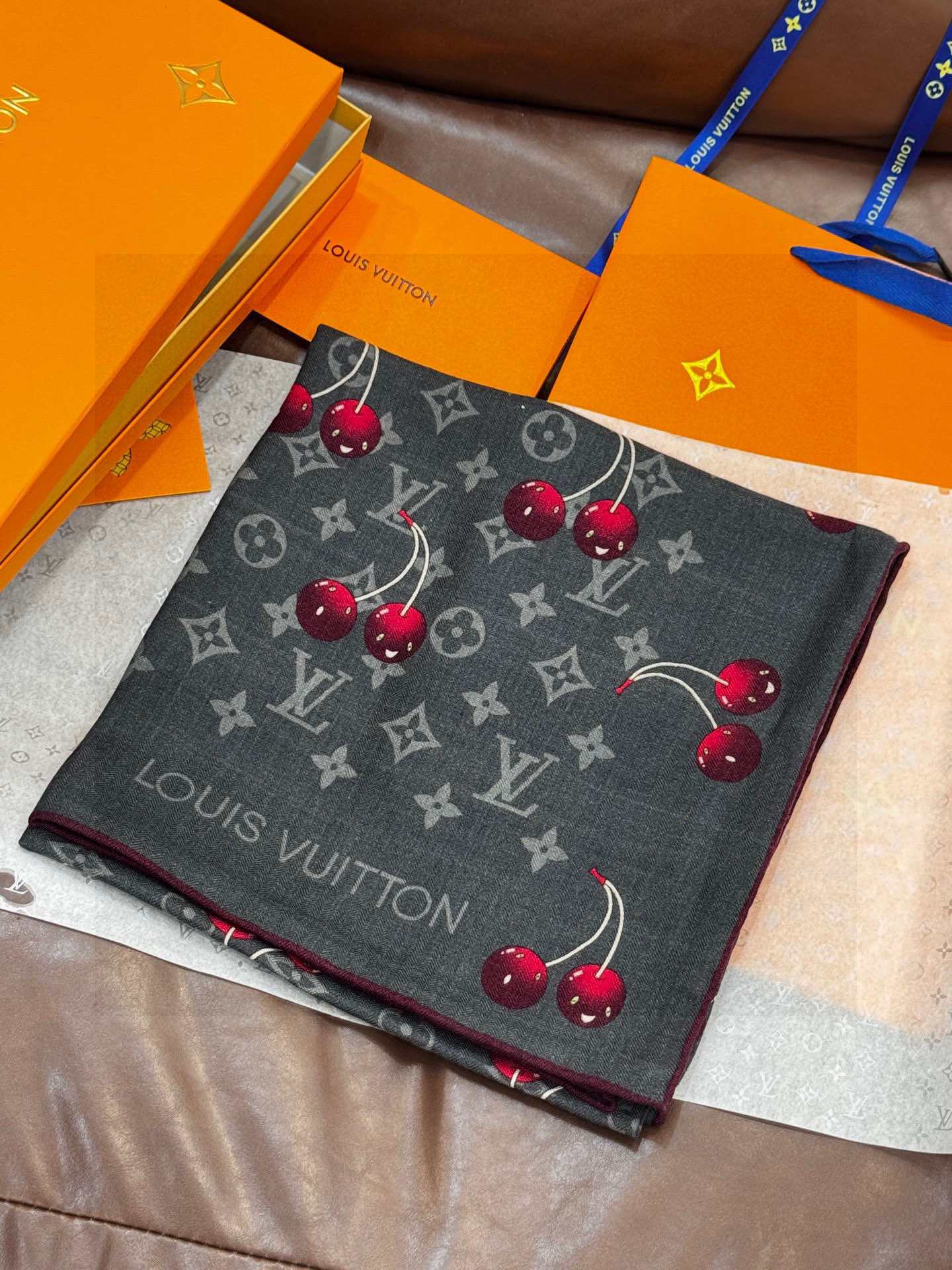 LV X TM MONOGRAMCERISE 140丝绒方巾【140双面丝绒同色】LV × TM Mon