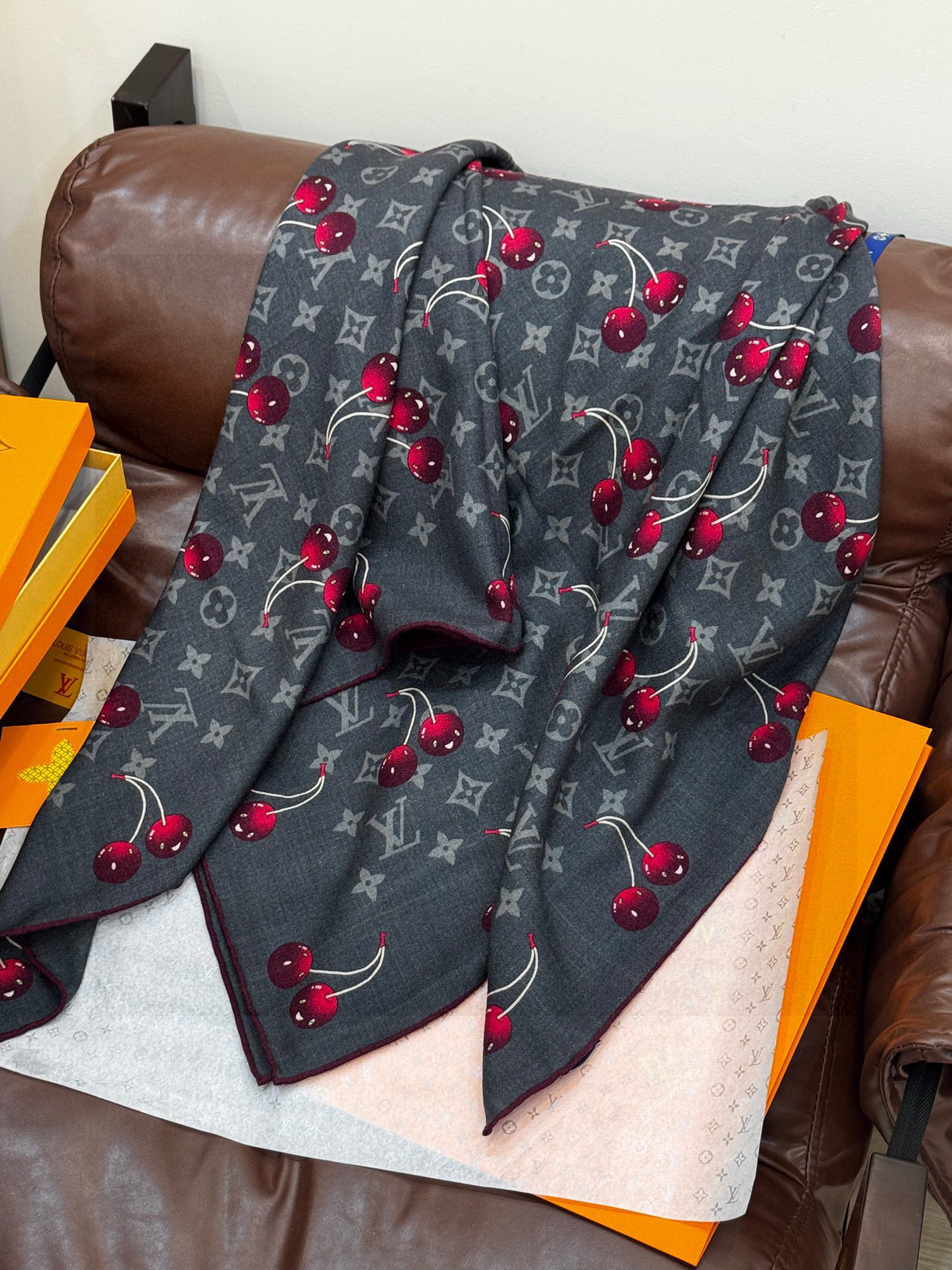 LV X TM MONOGRAMCERISE 140丝绒方巾【140双面丝绒同色】LV × TM Mon