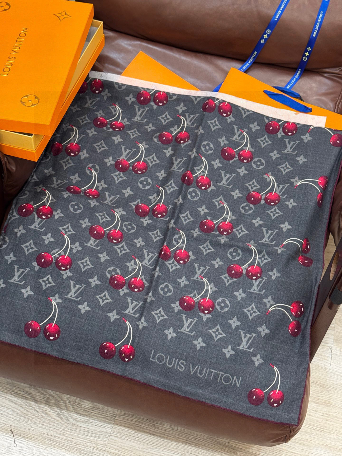 LV X TM MONOGRAMCERISE 140丝绒方巾【140双面丝绒同色】LV × TM Mon