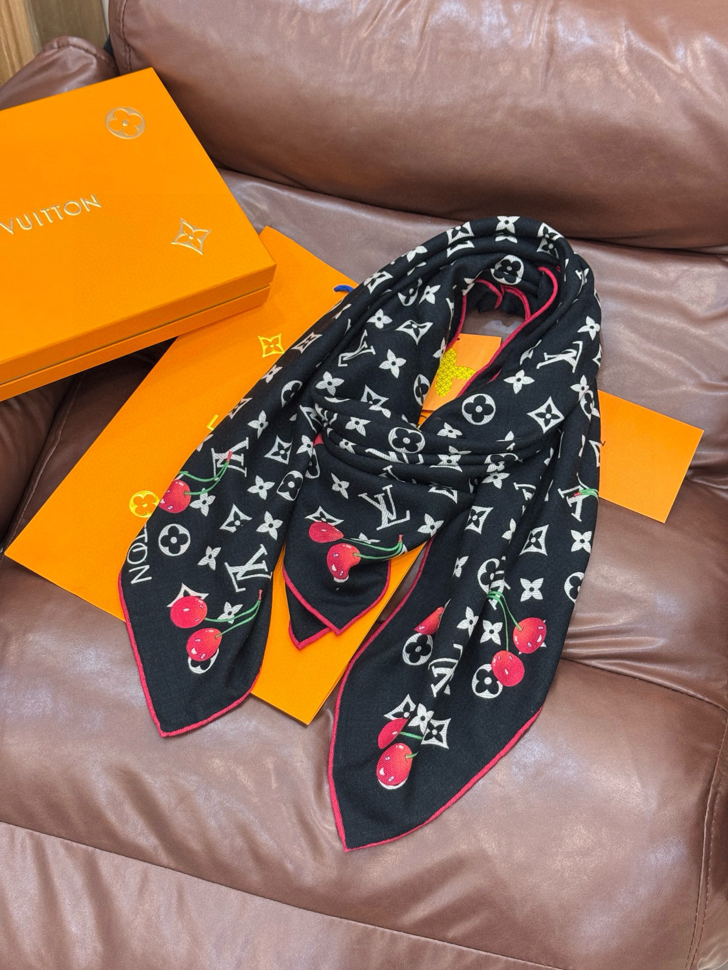 LV X TM MONOGRAMCERISE 140丝绒方巾【140双面丝绒同色】LV × TM Mon