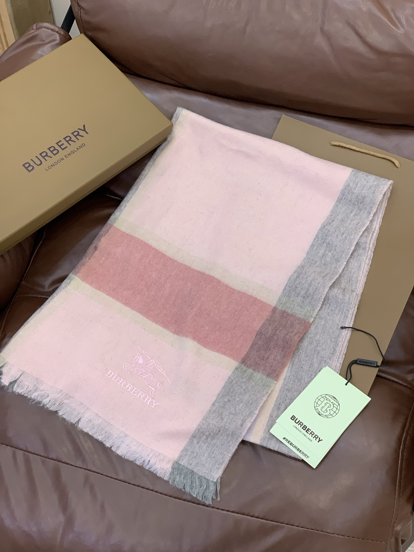 巴宝莉 burberry专柜级经典羊绒格子围巾！！真香系列必入推荐！专柜最新品相，目前专柜都换上了纯手工