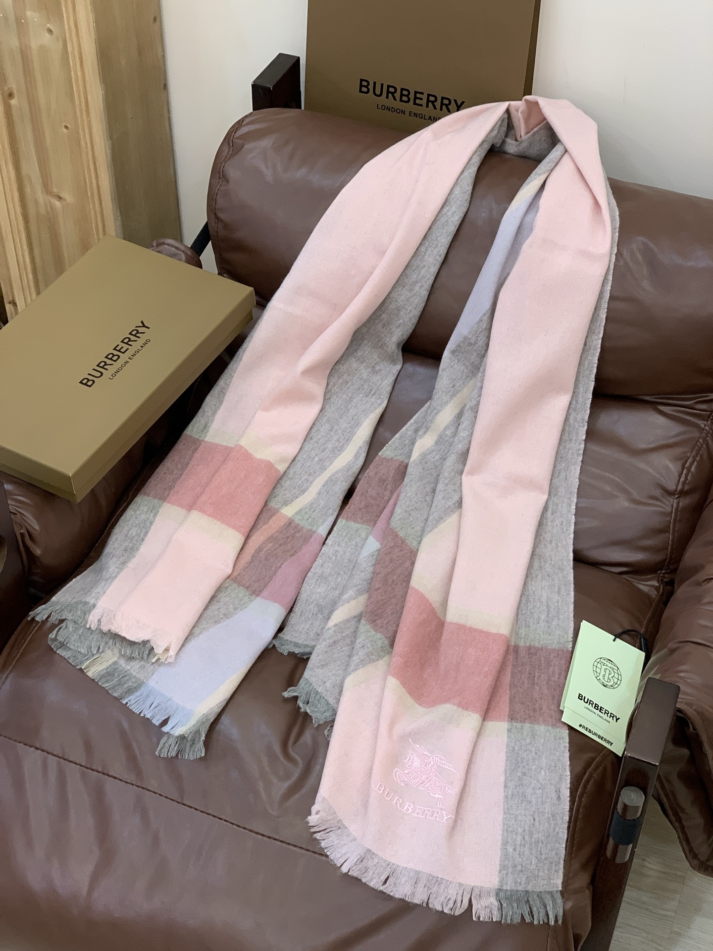 巴宝莉 burberry专柜级经典羊绒格子围巾！！真香系列必入推荐！专柜最新品相，目前专柜都换上了纯手工