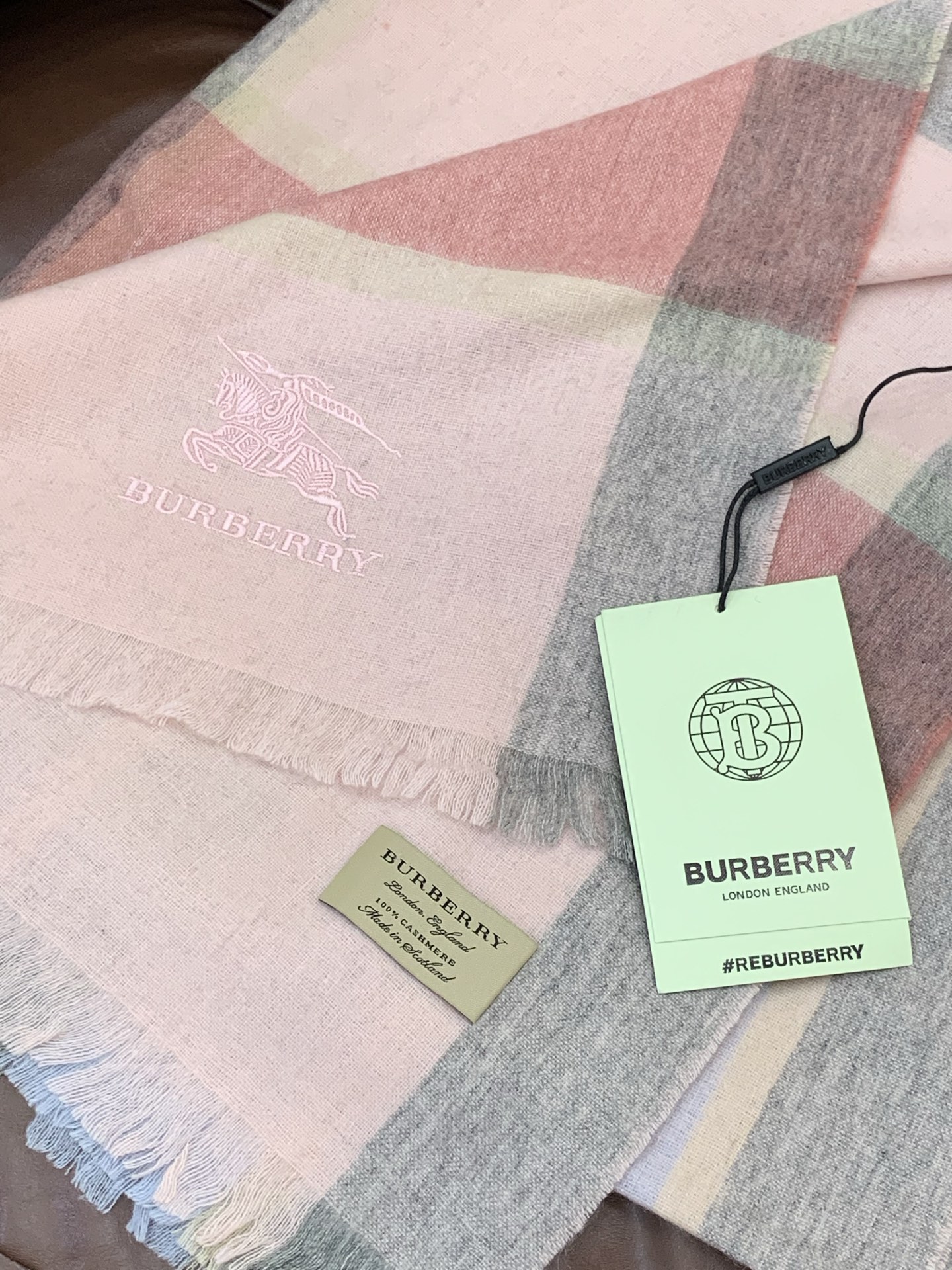 巴宝莉 burberry专柜级经典羊绒格子围巾！！真香系列必入推荐！专柜最新品相，目前专柜都换上了纯手工