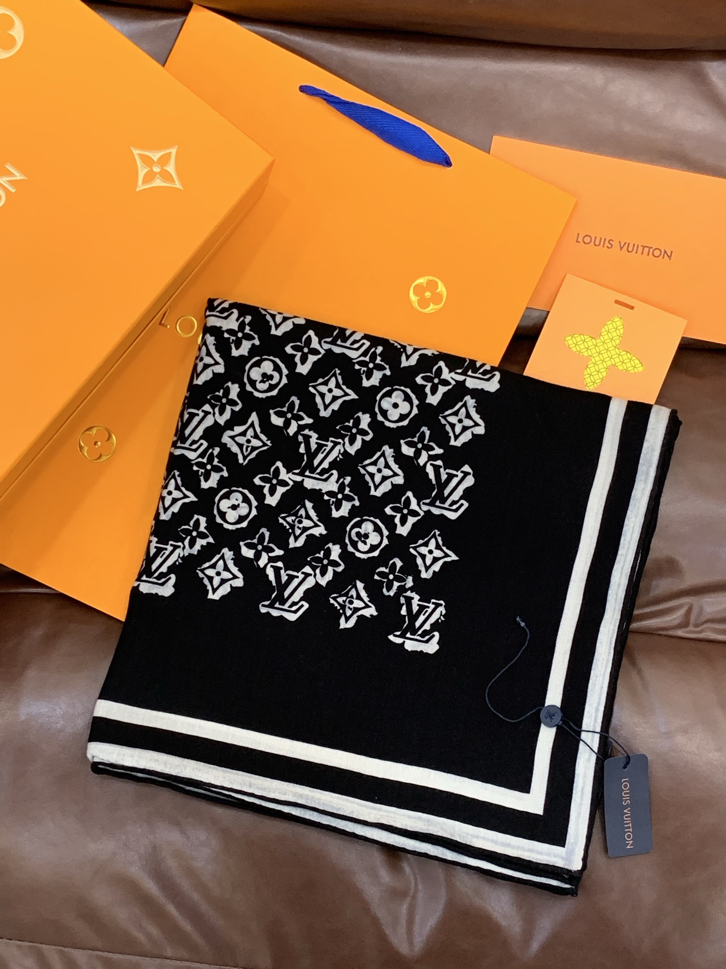 LV x TM 140披肩【140顶级丝绒双面同色披肩】本款LVxTMMonogram Multicol