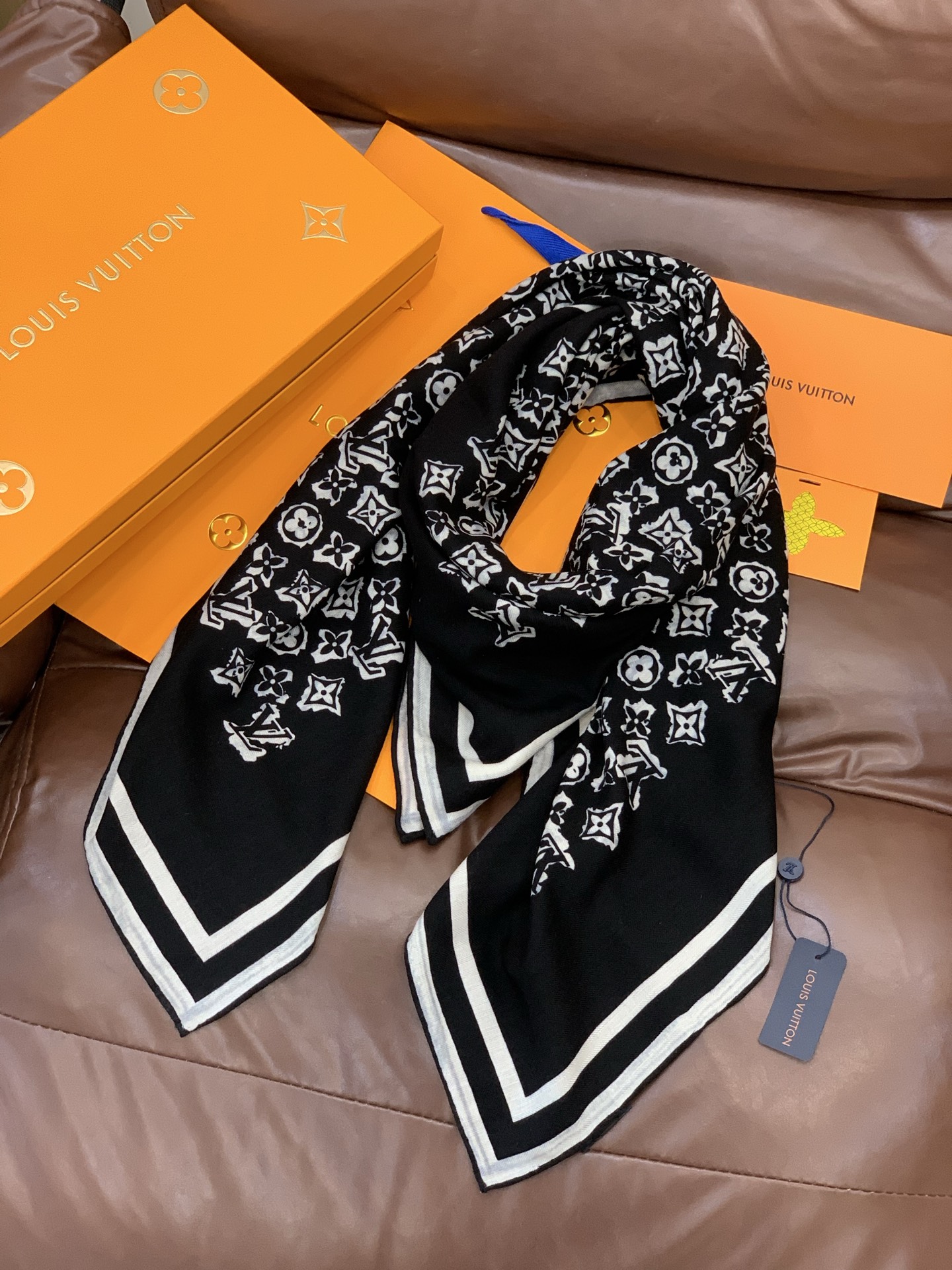 LV x TM 140披肩【140顶级丝绒双面同色披肩】本款LVxTMMonogram Multicol