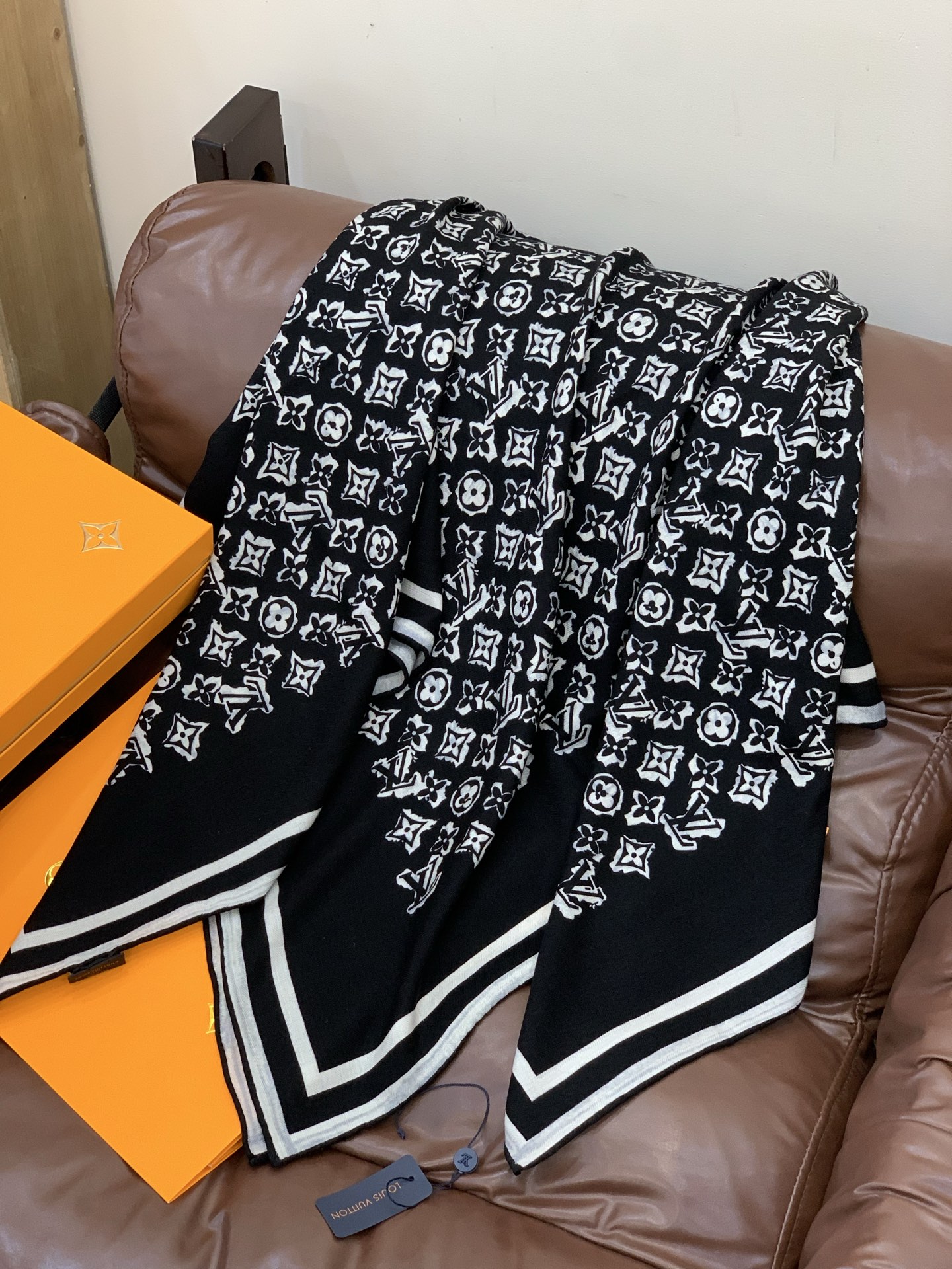 LV x TM 140披肩【140顶级丝绒双面同色披肩】本款LVxTMMonogram Multicol