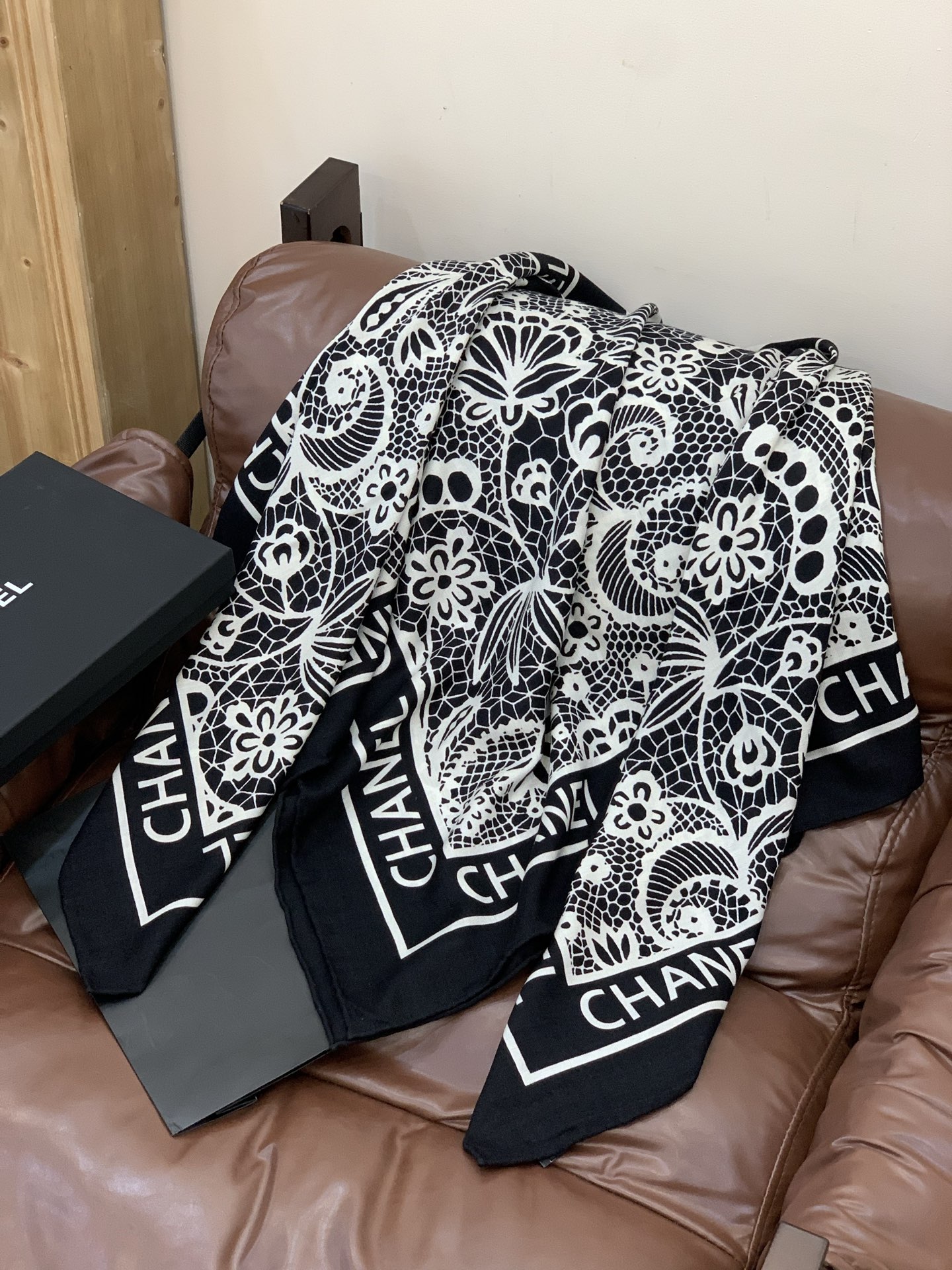 Chanel 25s秋冬新品～【140顶级丝绒双面同色披肩】25s 秋冬披肩设计真的好有突破格优雅甜美感