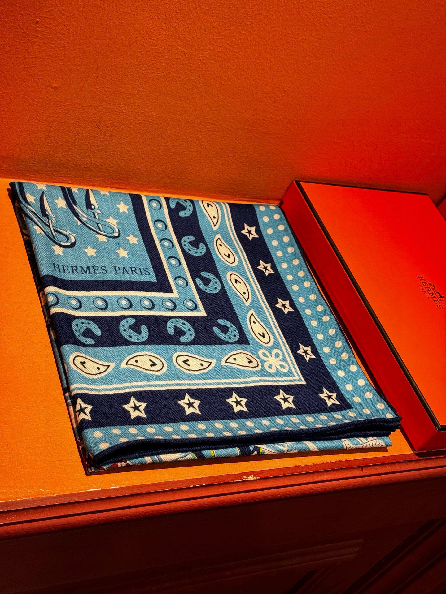 💟羊绒新款🆕👏👏买了都说好看‼️推荐💕爱马仕双面同色羊绒方巾【朋克骏马双面同色140】，顶级工艺超值‼️