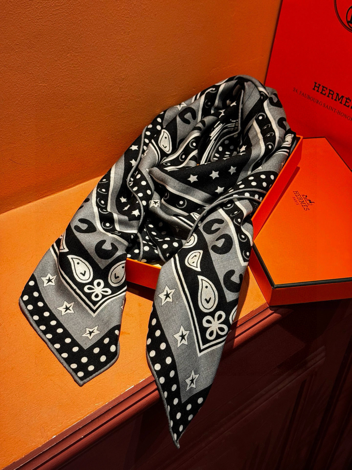 💟羊绒新款🆕👏👏买了都说好看‼️推荐💕爱马仕双面同色羊绒方巾【朋克骏马双面同色140】，顶级工艺超值‼️