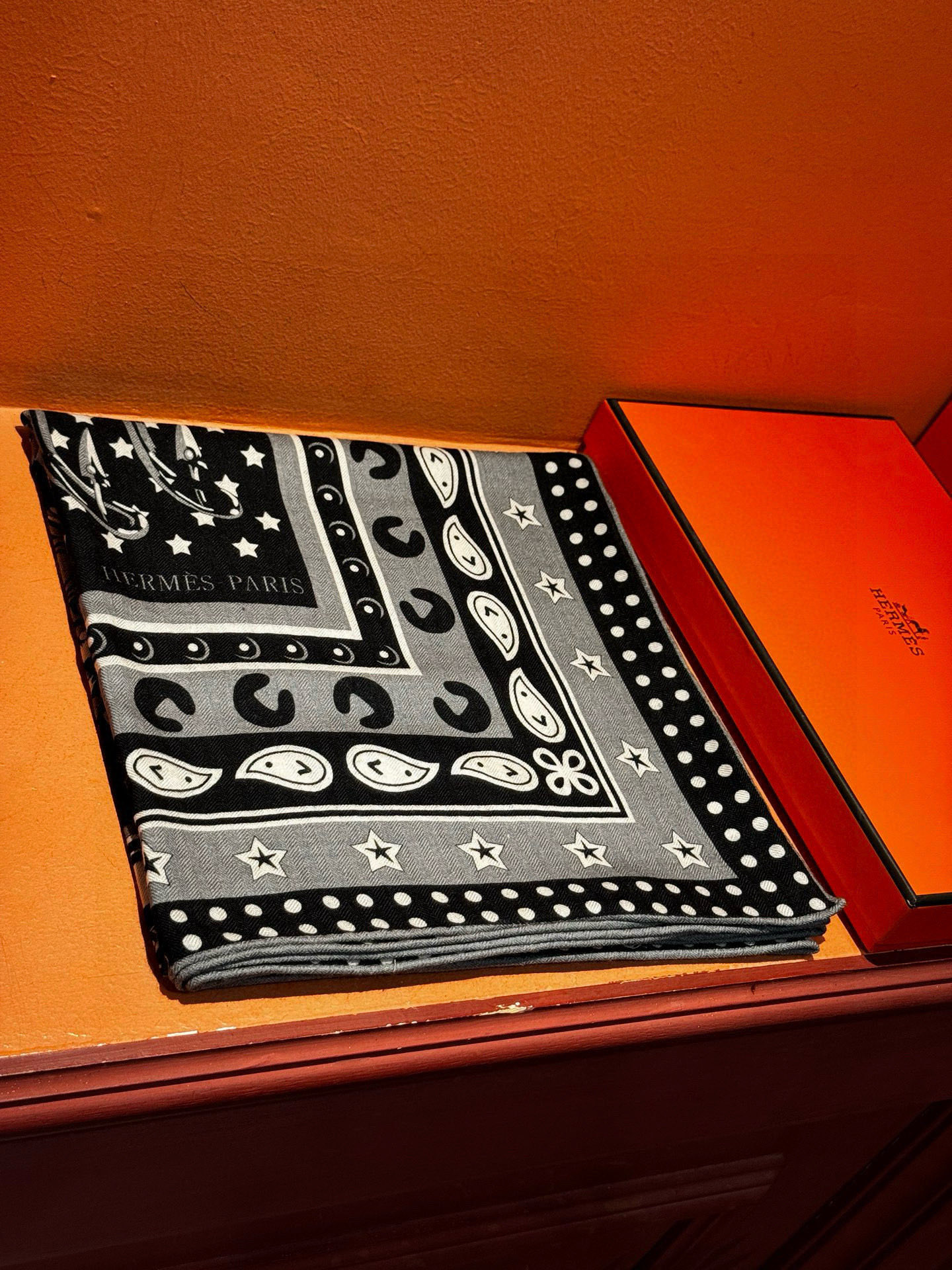 💟羊绒新款🆕👏👏买了都说好看‼️推荐💕爱马仕双面同色羊绒方巾【朋克骏马双面同色140】，顶级工艺超值‼️