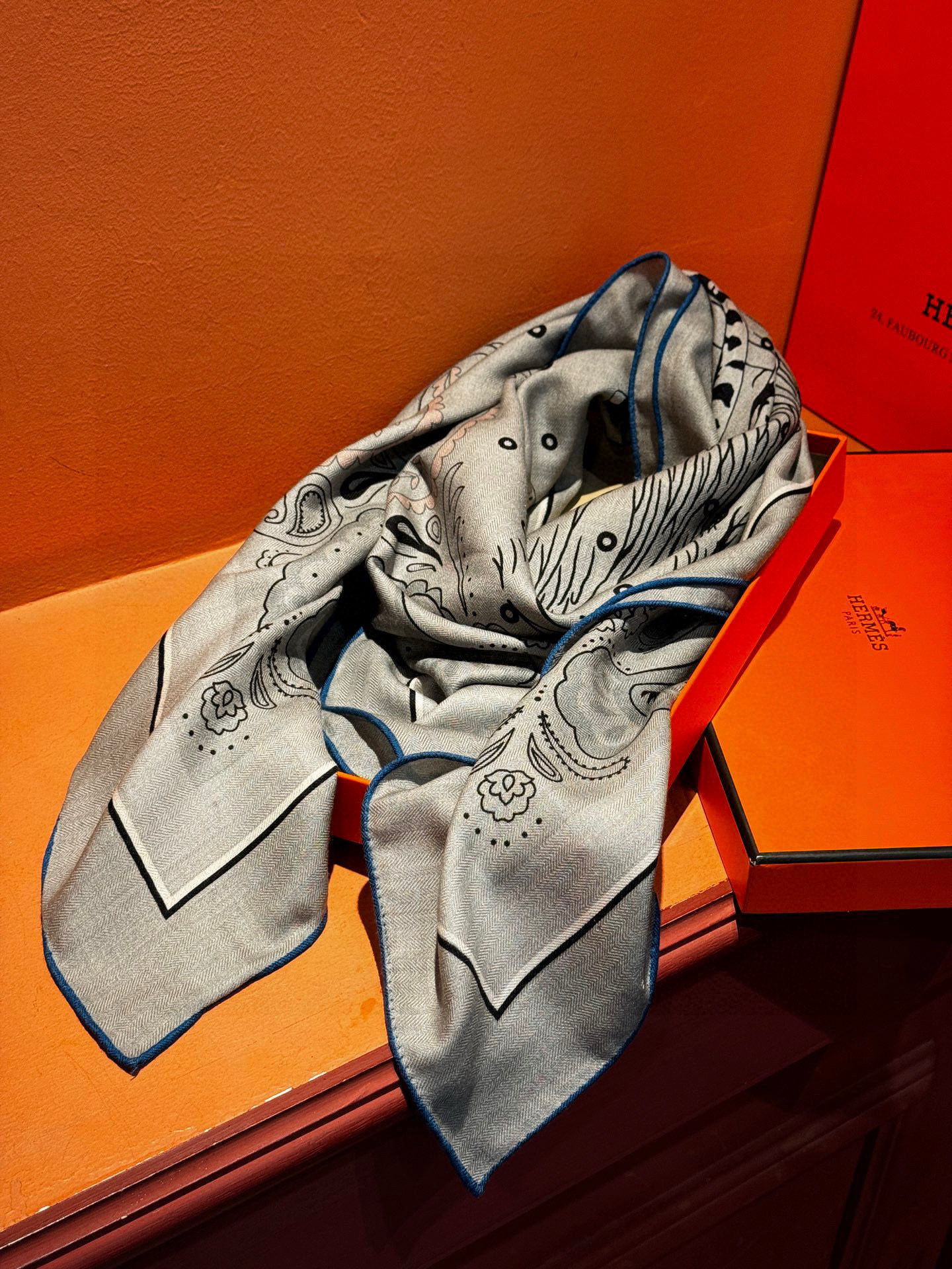 H珍藏版[丛林之爱]大方巾，双面同色 独一无二的品质！这款大方巾巾采用山羊绒和真丝混纺面料制成，柔软轻盈