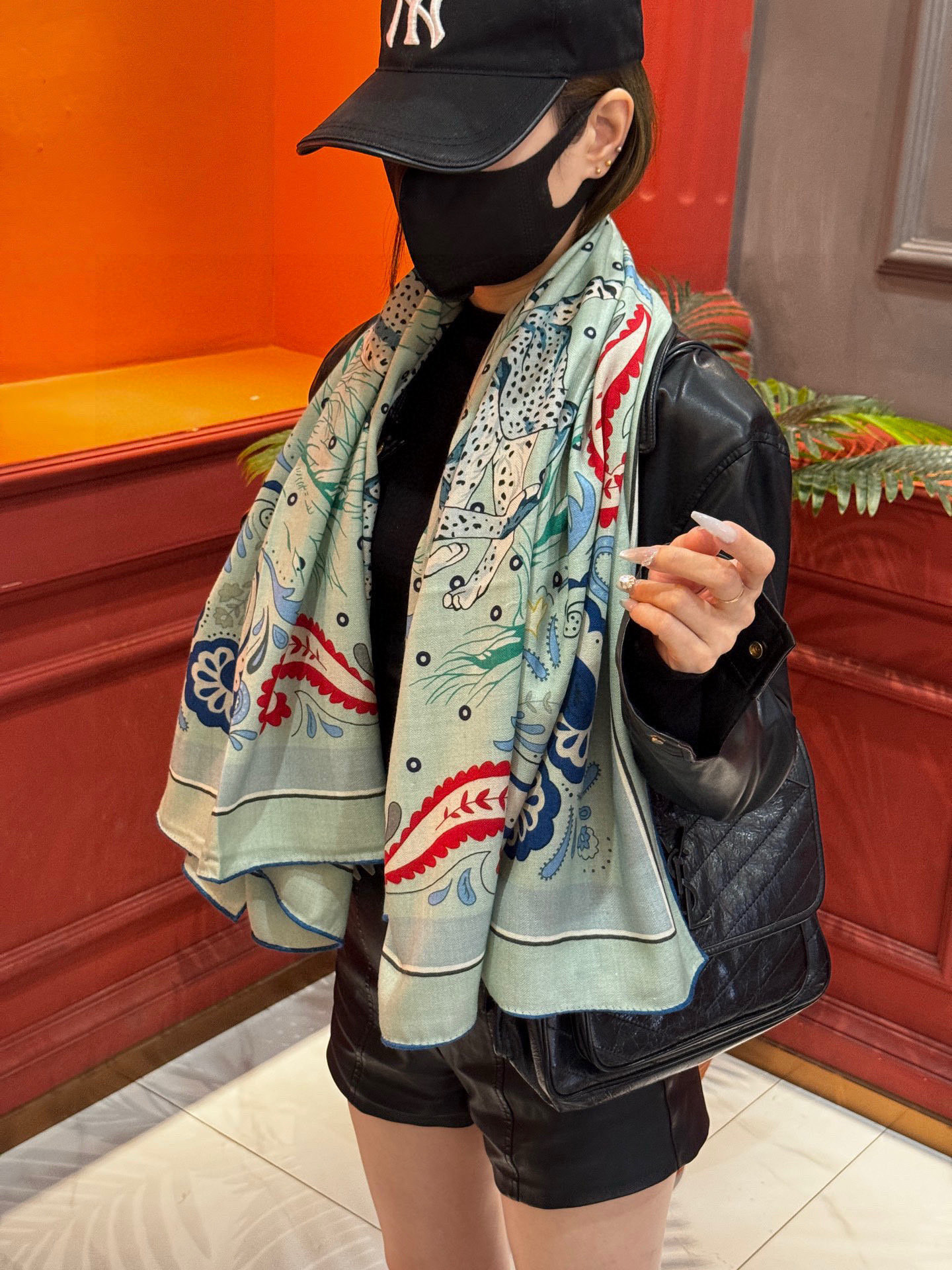 H珍藏版[丛林之爱]大方巾，双面同色 独一无二的品质！这款大方巾巾采用山羊绒和真丝混纺面料制成，柔软轻盈