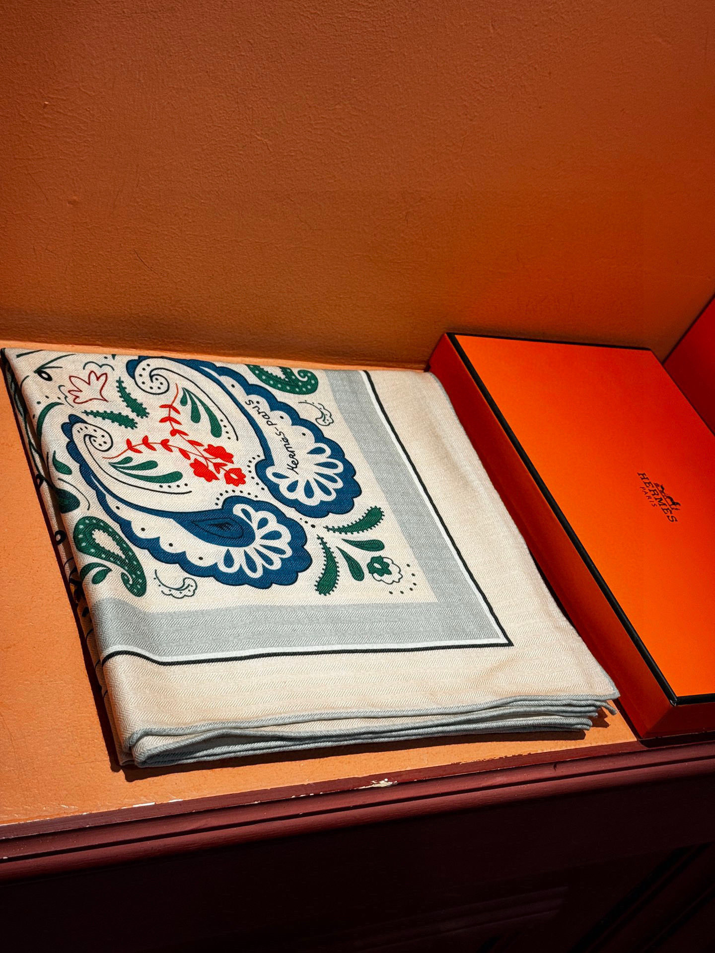 H珍藏版[丛林之爱]大方巾，双面同色 独一无二的品质！这款大方巾巾采用山羊绒和真丝混纺面料制成，柔软轻盈