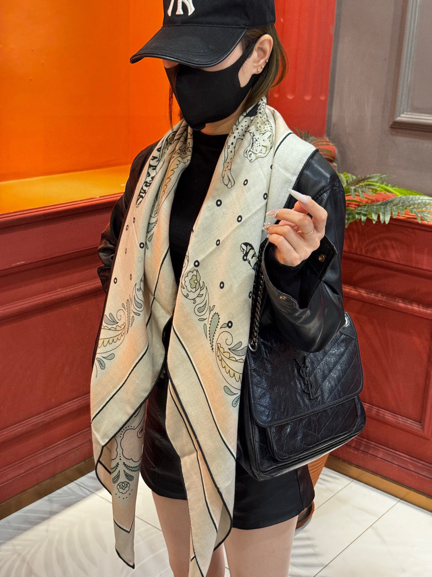 H珍藏版[丛林之爱]大方巾，双面同色 独一无二的品质！这款大方巾巾采用山羊绒和真丝混纺面料制成，柔软轻盈