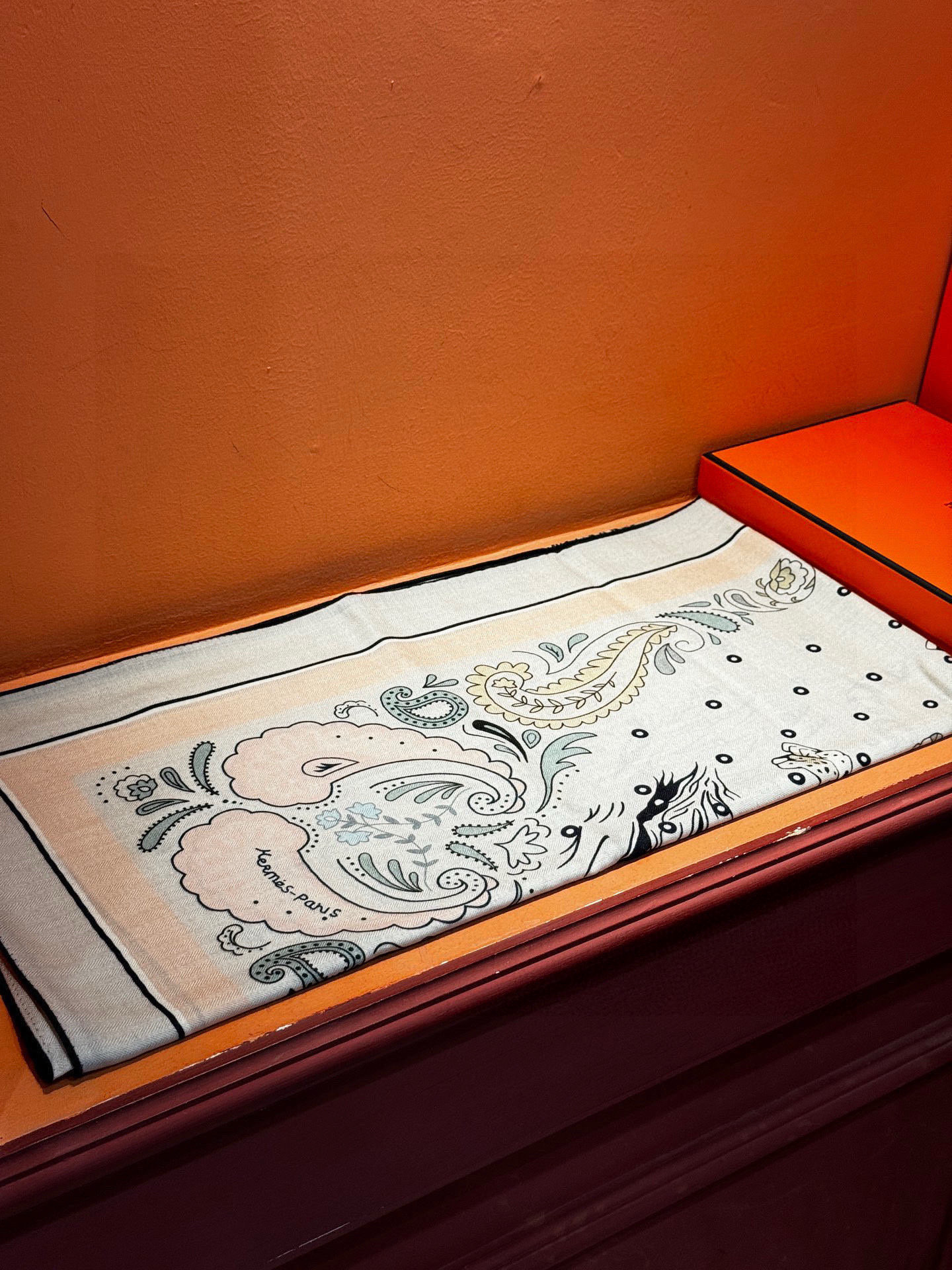 H珍藏版[丛林之爱]大方巾，双面同色 独一无二的品质！这款大方巾巾采用山羊绒和真丝混纺面料制成，柔软轻盈