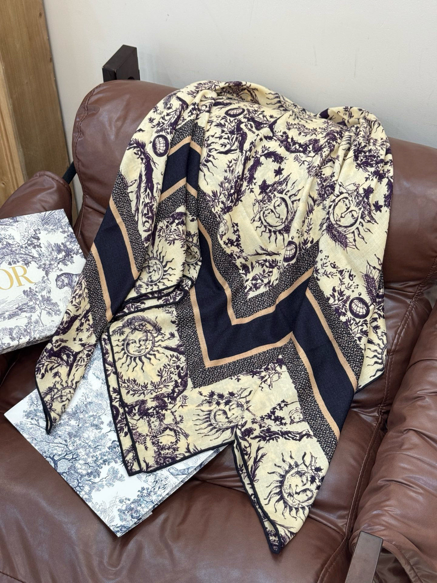 Dior 140丝绒双面同色印花披肩这款 Dior 丝绒披肩以彼得罗•鲁福（Pietro Ruffo）设