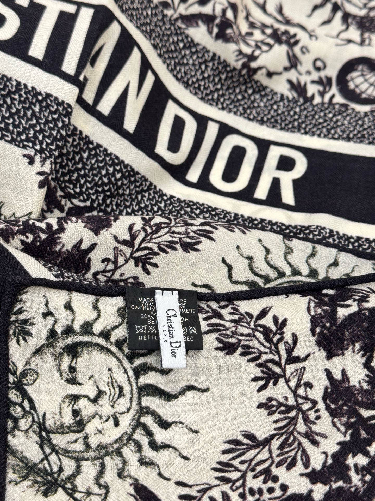 Dior 140丝绒双面同色印花披肩这款 Dior 丝绒披肩以彼得罗•鲁福（Pietro Ruffo）设