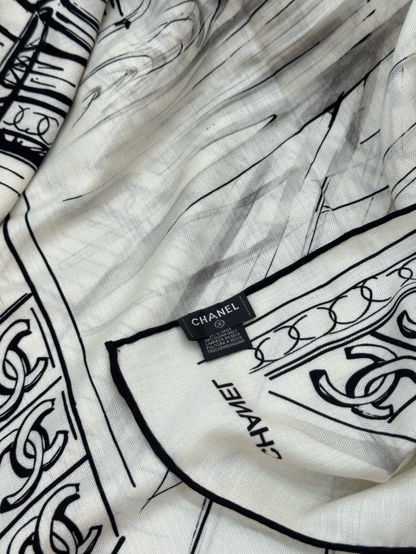 CHANEL ~25秋冬新品【140顶级丝绒双面同色】披肩的图案是巴黎大皇宫中被命名为“Gabriell