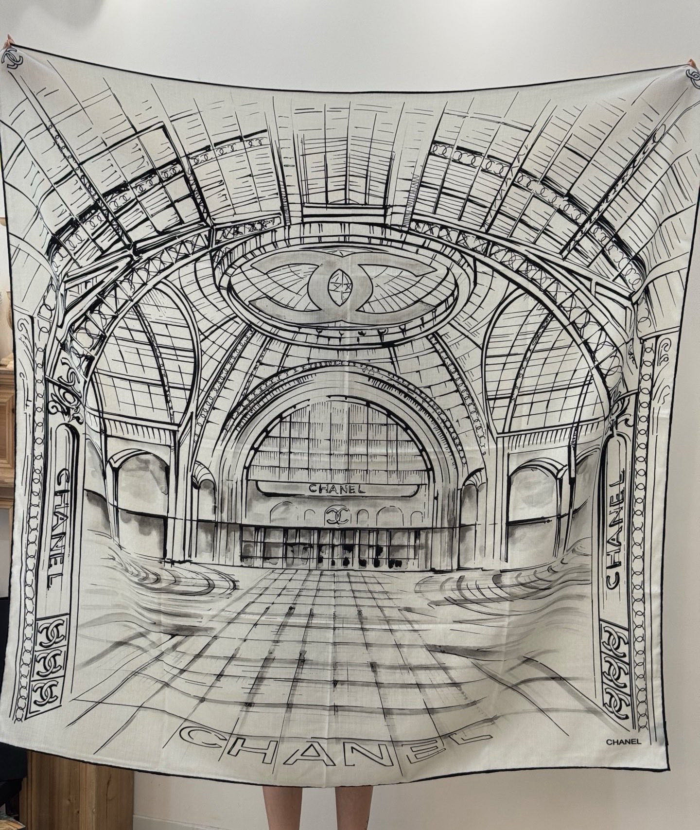 CHANEL ~25秋冬新品【140顶级丝绒双面同色】披肩的图案是巴黎大皇宫中被命名为“Gabriell