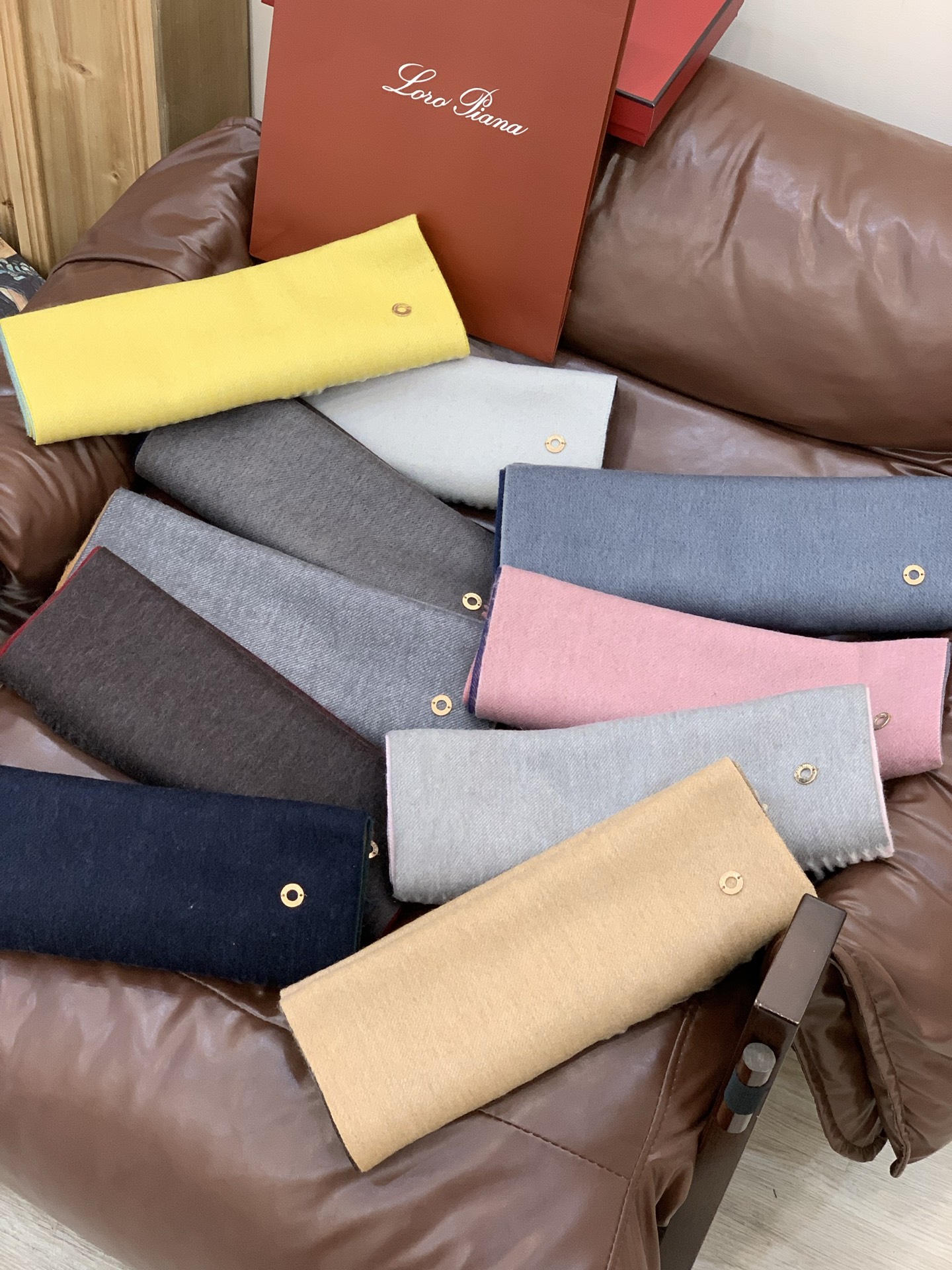 ✨✨太美了😍 【皮安娜】情侣款 美到要尖叫😱专柜最新款🎊英伦欧美范儿「多色渐变」又是一款即时尚又实用的大