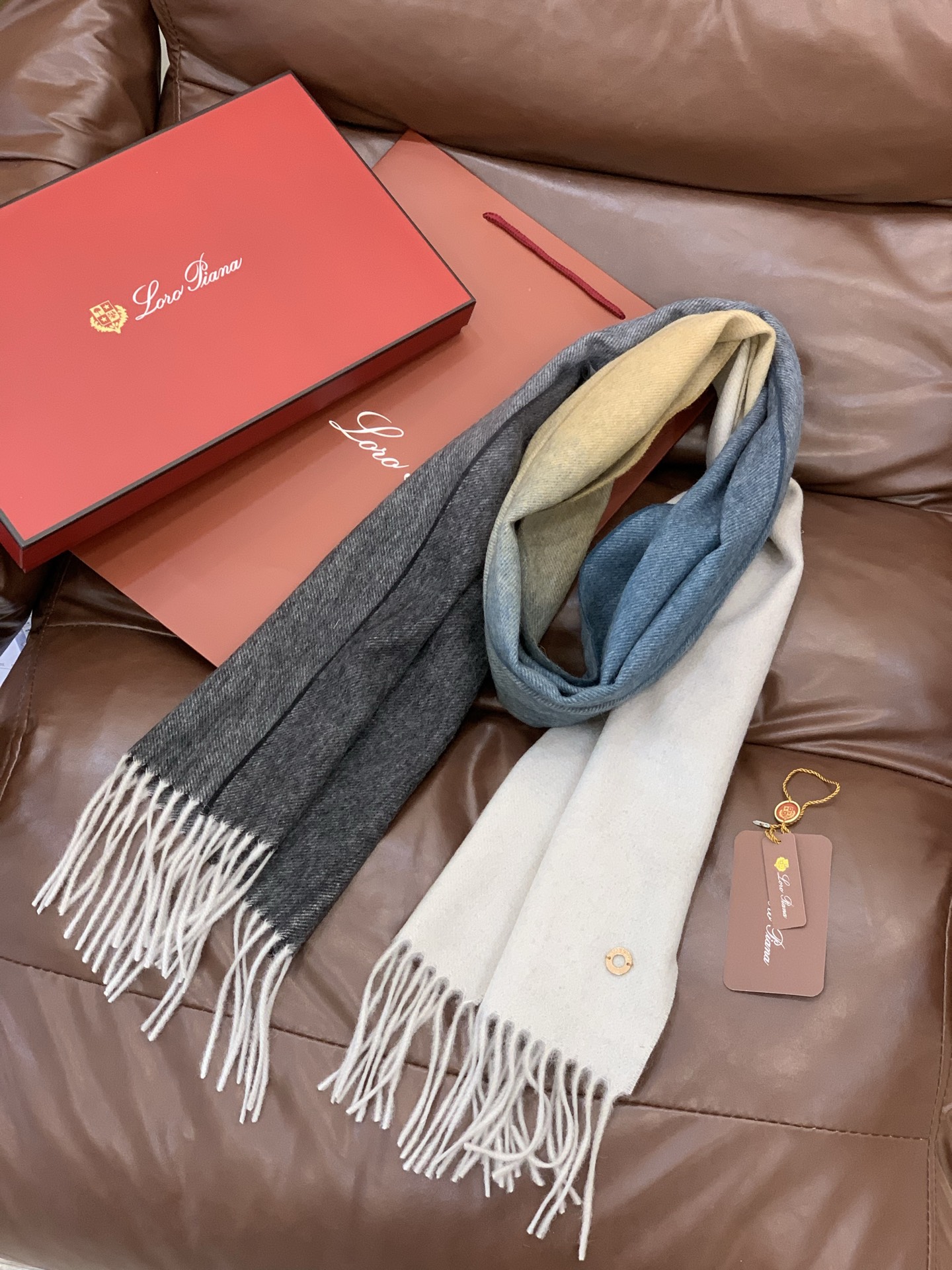 ✨✨太美了😍 【皮安娜】情侣款 美到要尖叫😱专柜最新款🎊英伦欧美范儿「多色渐变」又是一款即时尚又实用的大