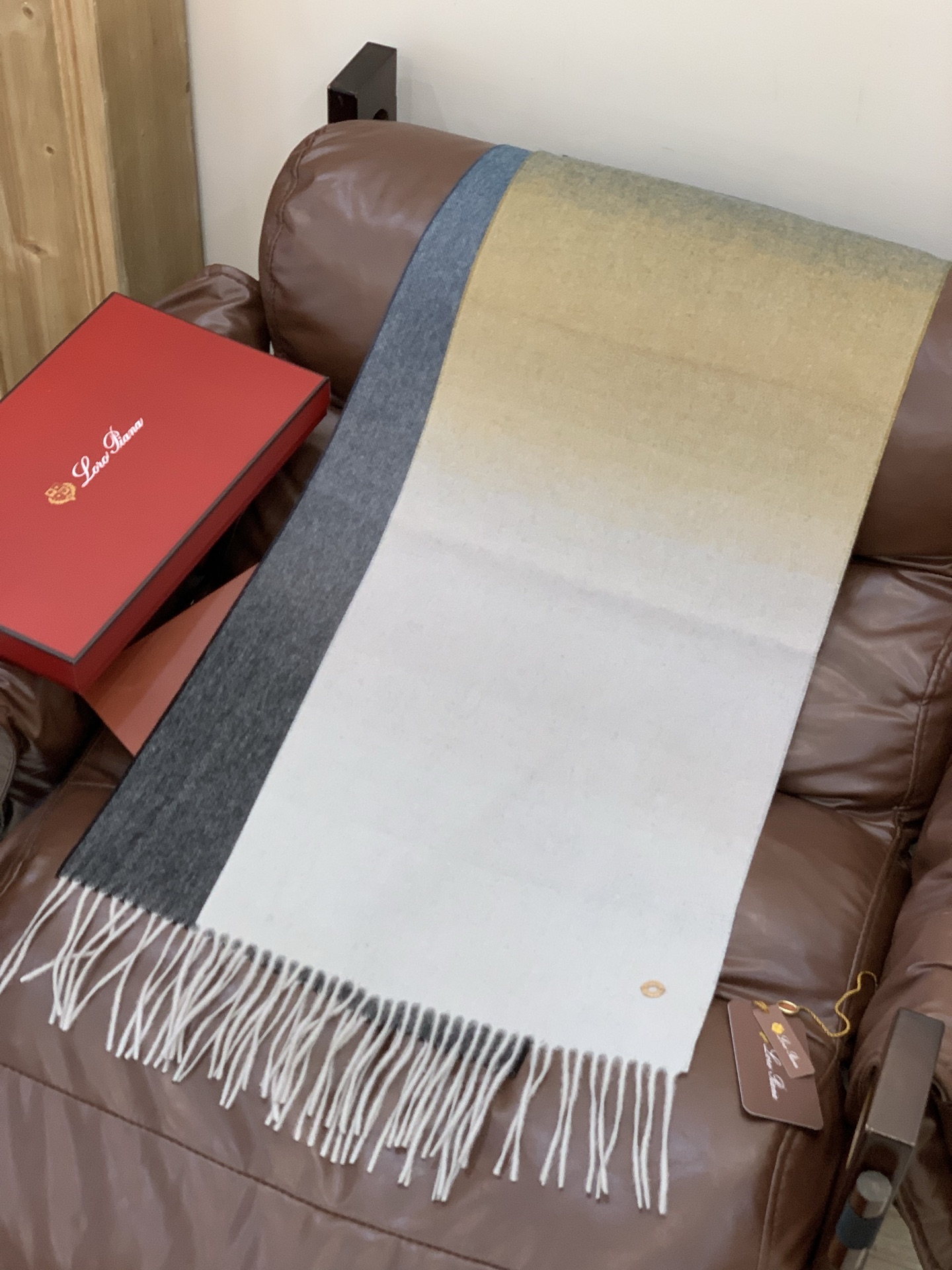 ✨✨太美了😍 【皮安娜】情侣款 美到要尖叫😱专柜最新款🎊英伦欧美范儿「多色渐变」又是一款即时尚又实用的大