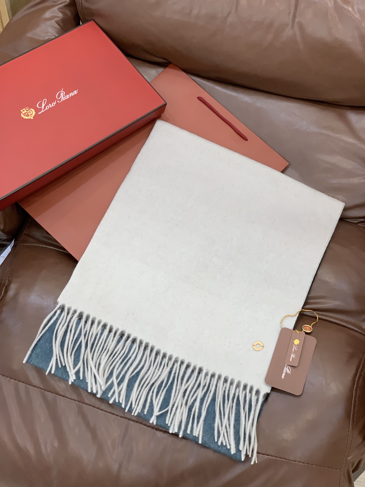 ✨✨太美了😍 【皮安娜】情侣款 美到要尖叫😱专柜最新款🎊英伦欧美范儿「多色渐变」又是一款即时尚又实用的大