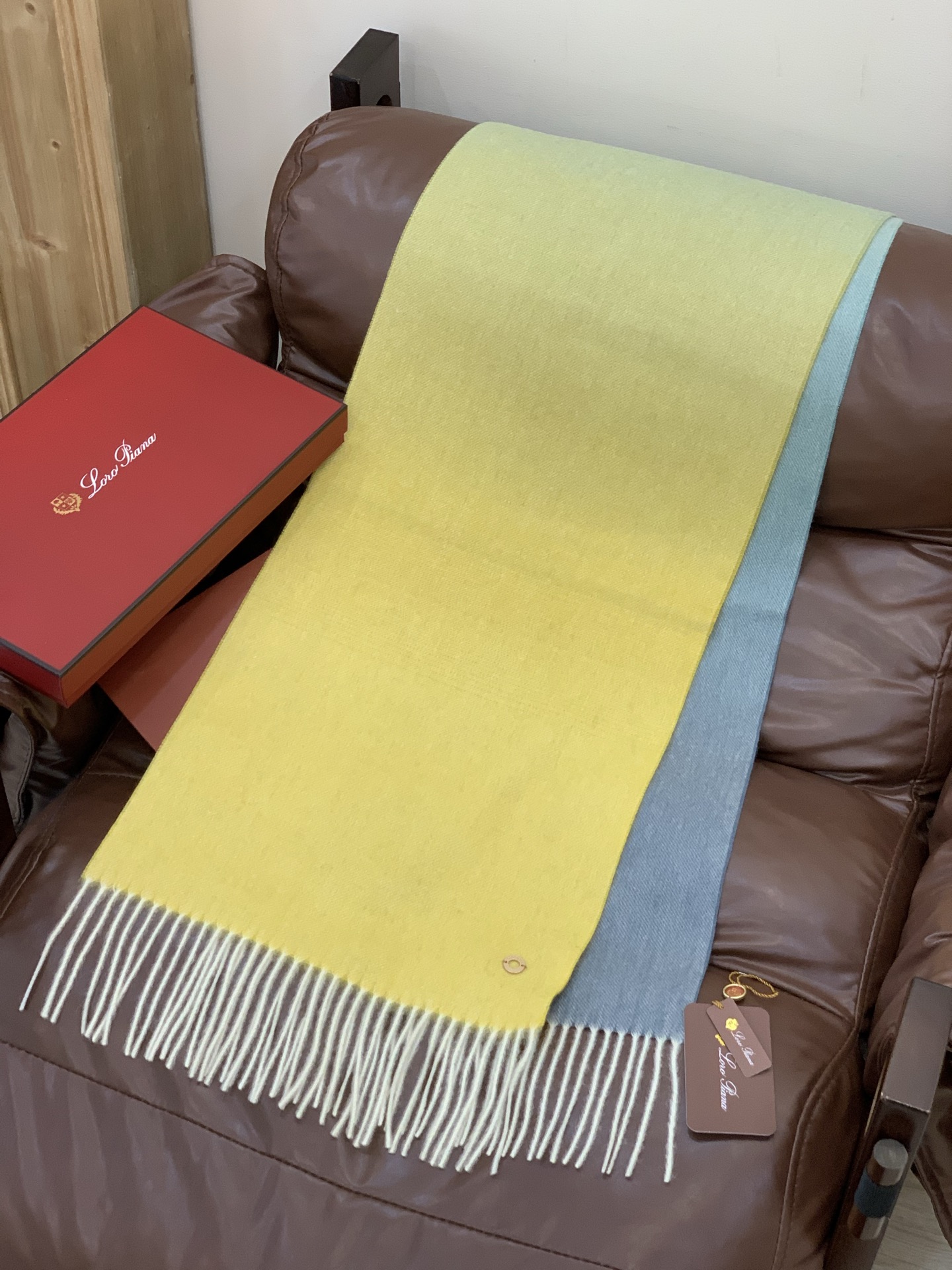 ✨✨太美了😍 【皮安娜】情侣款 美到要尖叫😱专柜最新款🎊英伦欧美范儿「多色渐变」又是一款即时尚又实用的大