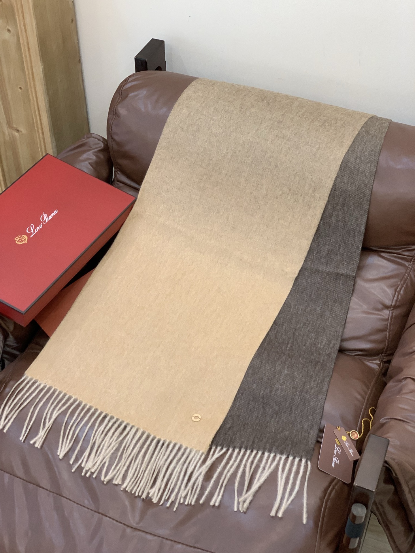 ✨✨太美了😍 【皮安娜】情侣款 美到要尖叫😱专柜最新款🎊英伦欧美范儿「多色渐变」又是一款即时尚又实用的大