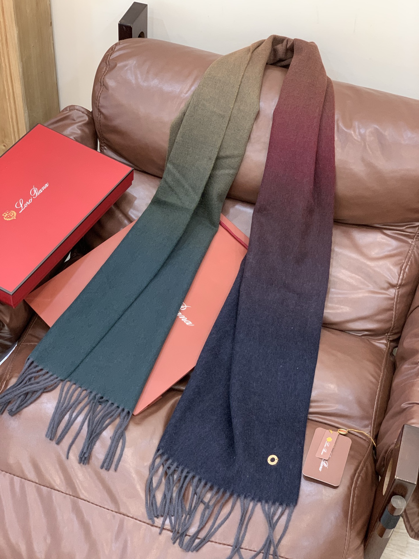 ✨✨太美了😍 【皮安娜】情侣款 美到要尖叫😱专柜最新款🎊英伦欧美范儿「多色渐变」又是一款即时尚又实用的大