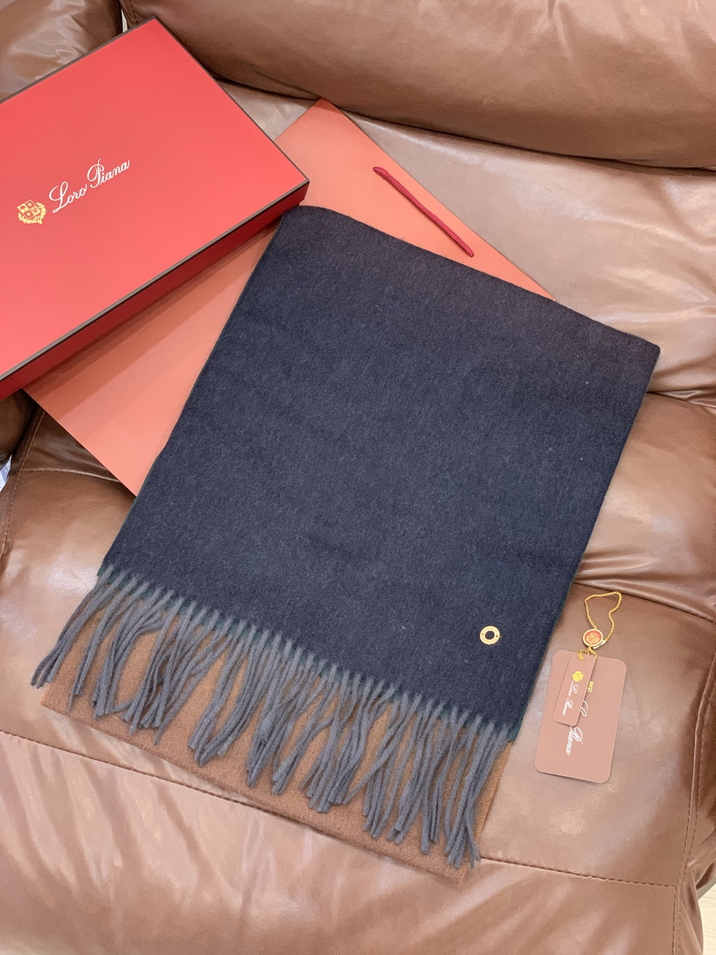 ✨✨太美了😍 【皮安娜】情侣款 美到要尖叫😱专柜最新款🎊英伦欧美范儿「多色渐变」又是一款即时尚又实用的大