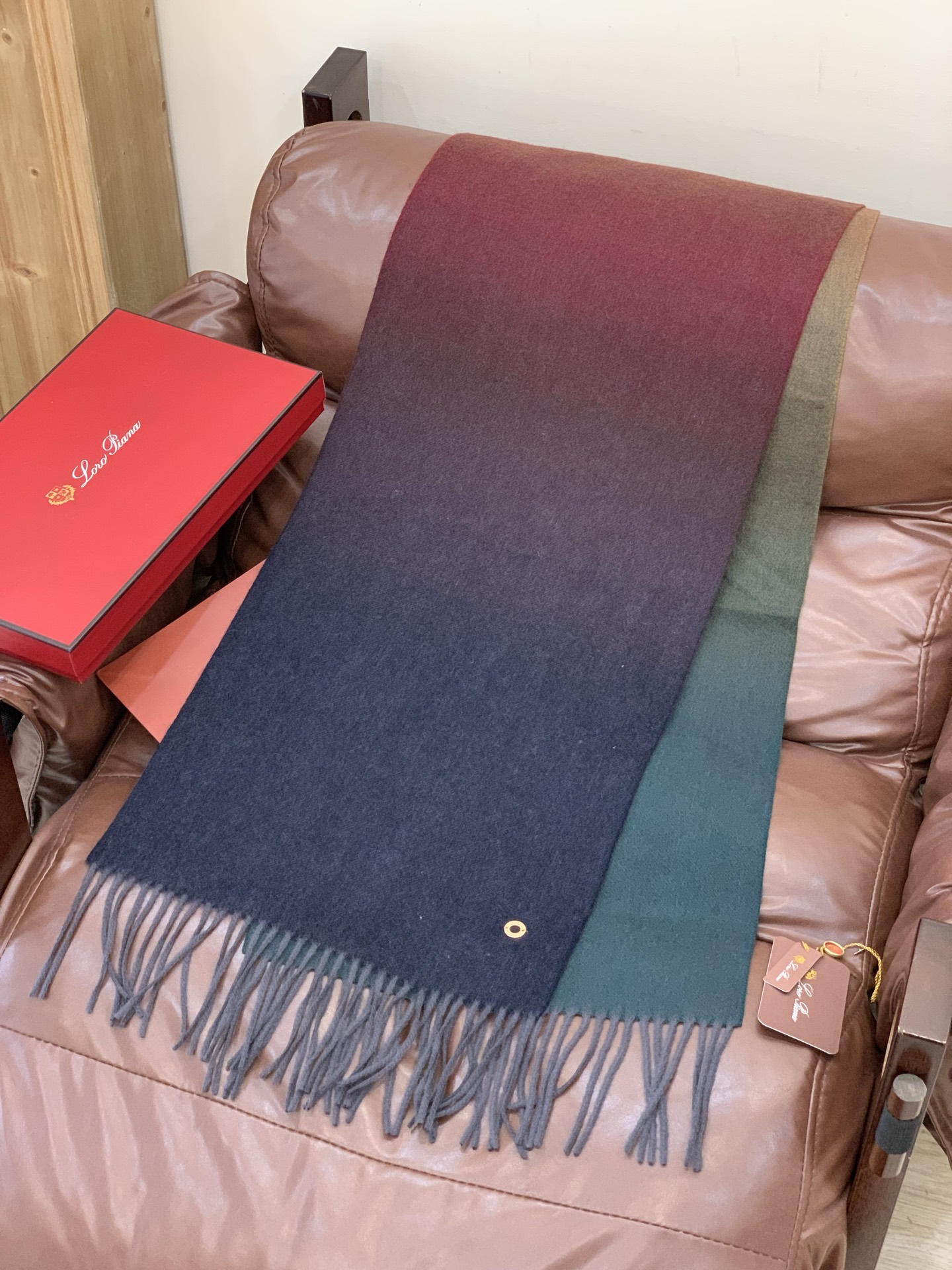 ✨✨太美了😍 【皮安娜】情侣款 美到要尖叫😱专柜最新款🎊英伦欧美范儿「多色渐变」又是一款即时尚又实用的大