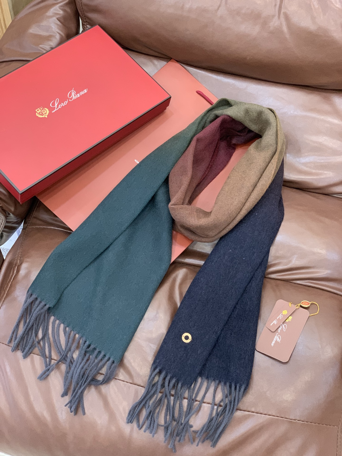 ✨✨太美了😍 【皮安娜】情侣款 美到要尖叫😱专柜最新款🎊英伦欧美范儿「多色渐变」又是一款即时尚又实用的大