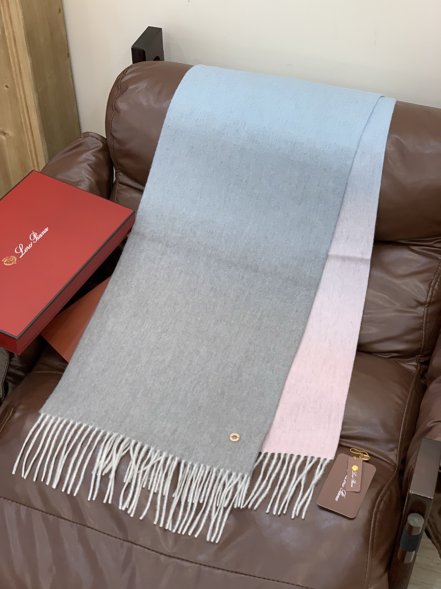 ✨✨太美了😍 【皮安娜】情侣款 美到要尖叫😱专柜最新款🎊英伦欧美范儿「多色渐变」又是一款即时尚又实用的大