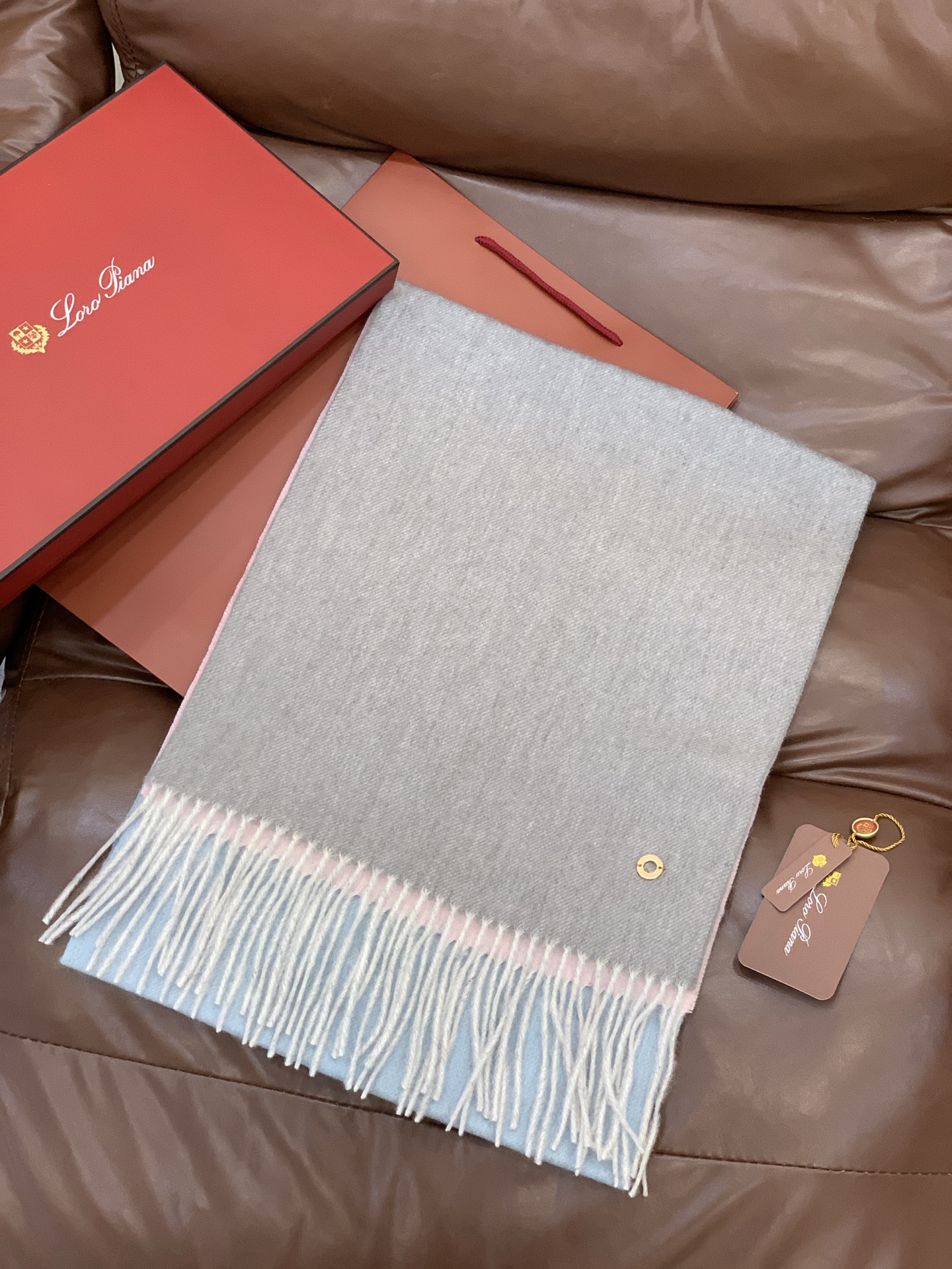 ✨✨太美了😍 【皮安娜】情侣款 美到要尖叫😱专柜最新款🎊英伦欧美范儿「多色渐变」又是一款即时尚又实用的大