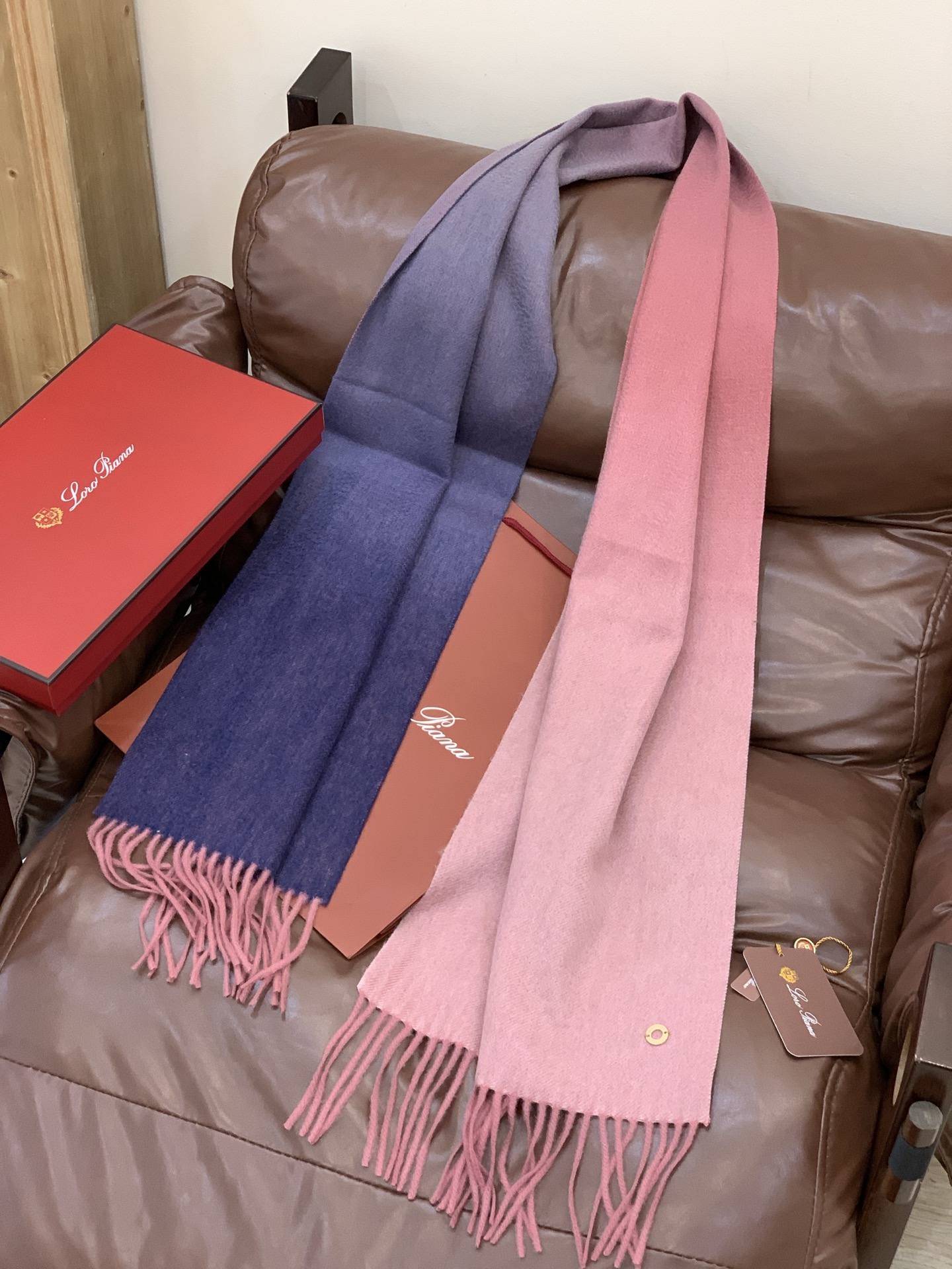 ✨✨太美了😍 【皮安娜】情侣款 美到要尖叫😱专柜最新款🎊英伦欧美范儿「多色渐变」又是一款即时尚又实用的大