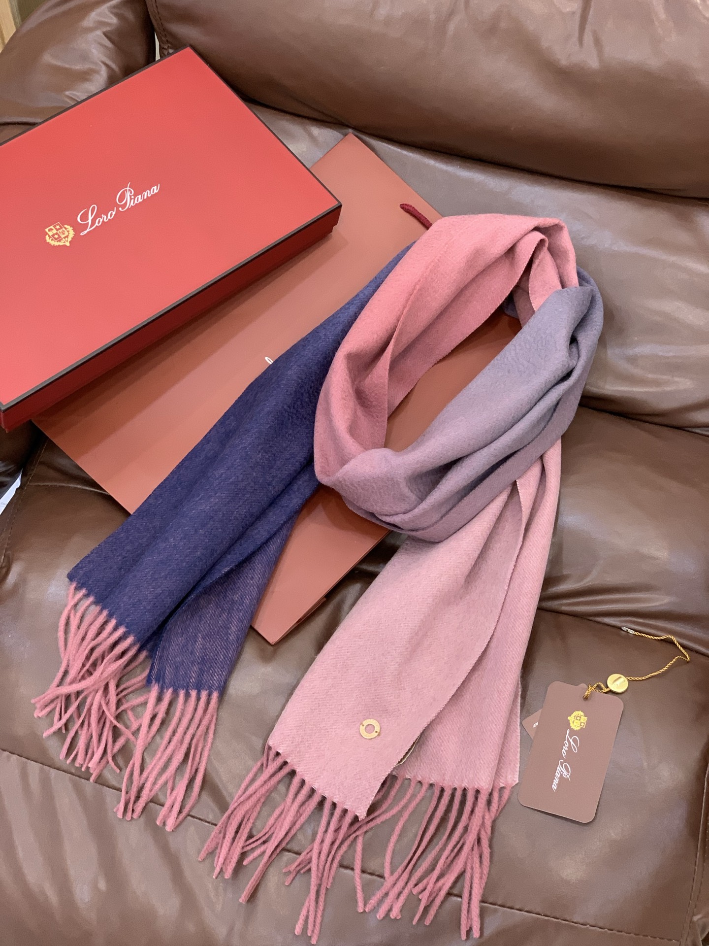 ✨✨太美了😍 【皮安娜】情侣款 美到要尖叫😱专柜最新款🎊英伦欧美范儿「多色渐变」又是一款即时尚又实用的大