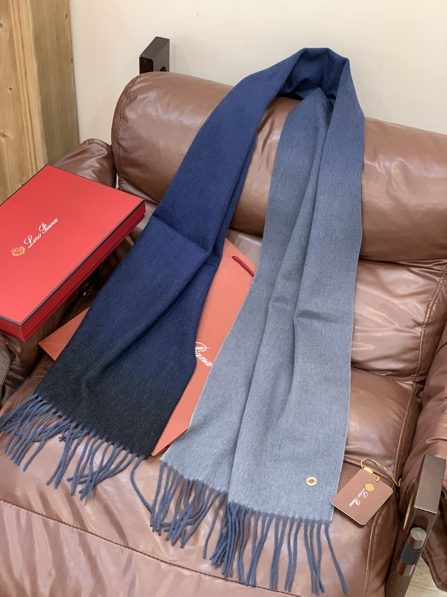 ✨✨太美了😍 【皮安娜】情侣款 美到要尖叫😱专柜最新款🎊英伦欧美范儿「多色渐变」又是一款即时尚又实用的大