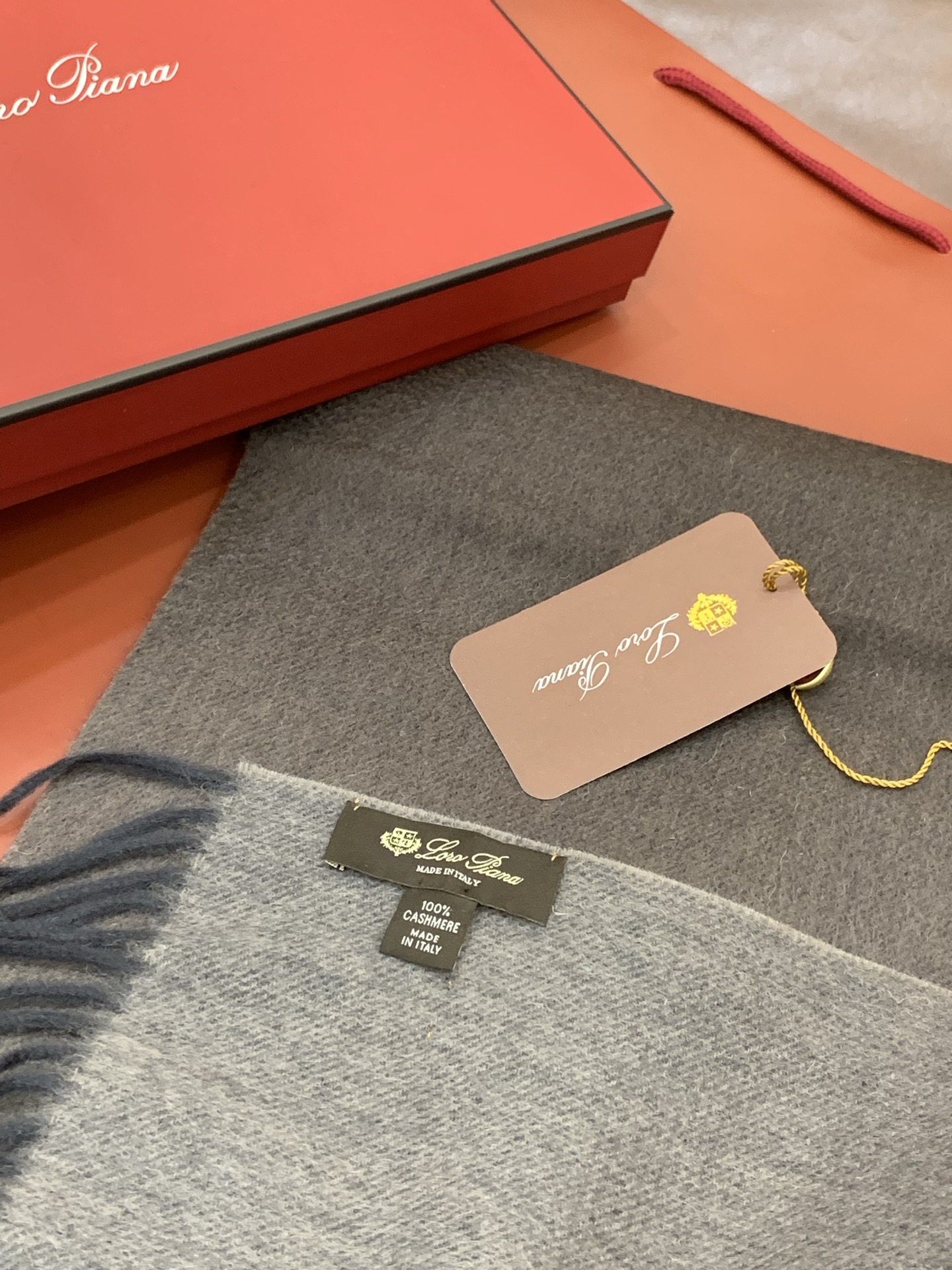 ✨✨太美了😍 【皮安娜】情侣款 美到要尖叫😱专柜最新款🎊英伦欧美范儿「多色渐变」又是一款即时尚又实用的大