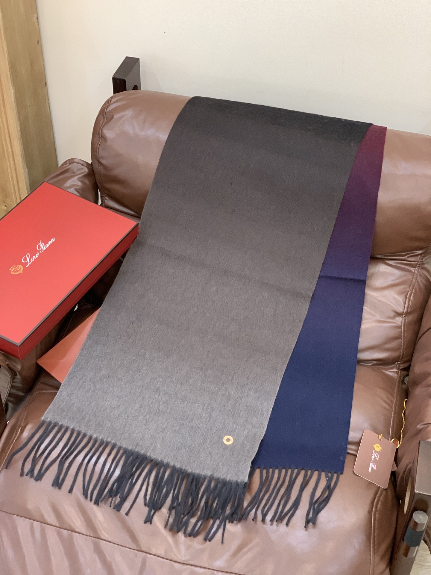 ✨✨太美了😍 【皮安娜】情侣款 美到要尖叫😱专柜最新款🎊英伦欧美范儿「多色渐变」又是一款即时尚又实用的大