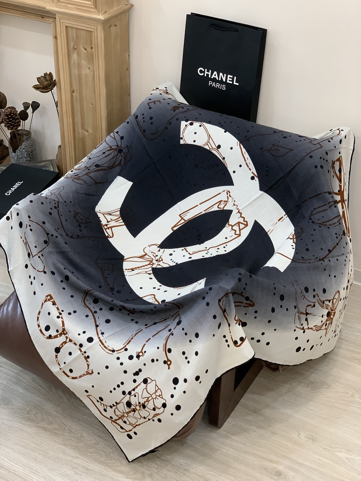 Chanel 25s秋冬新品～【140顶级丝绒双面同色披肩】25s 秋冬披肩设计真的好有突破格优雅甜美感