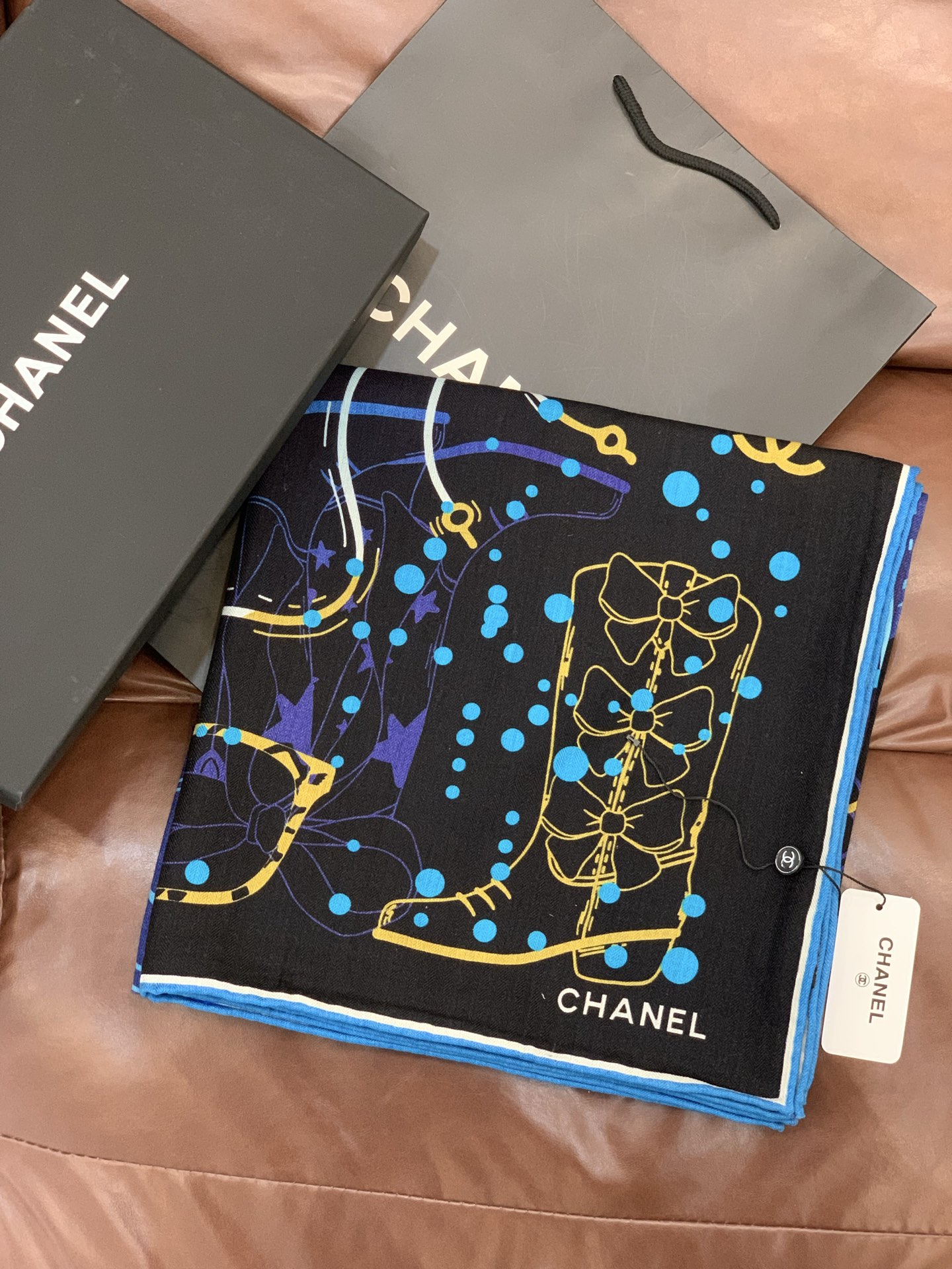 Chanel 25s秋冬新品～【140顶级丝绒双面同色披肩】25s 秋冬披肩设计真的好有突破格优雅甜美感