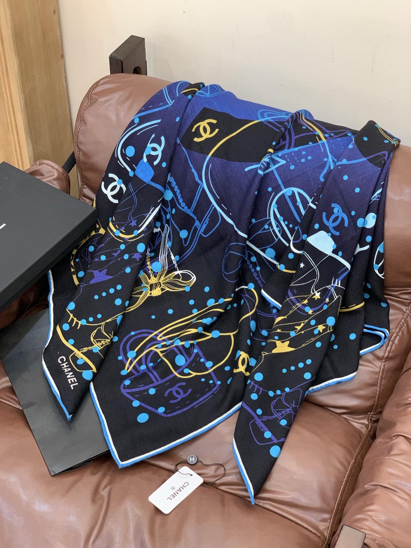 Chanel 25s秋冬新品～【140顶级丝绒双面同色披肩】25s 秋冬披肩设计真的好有突破格优雅甜美感